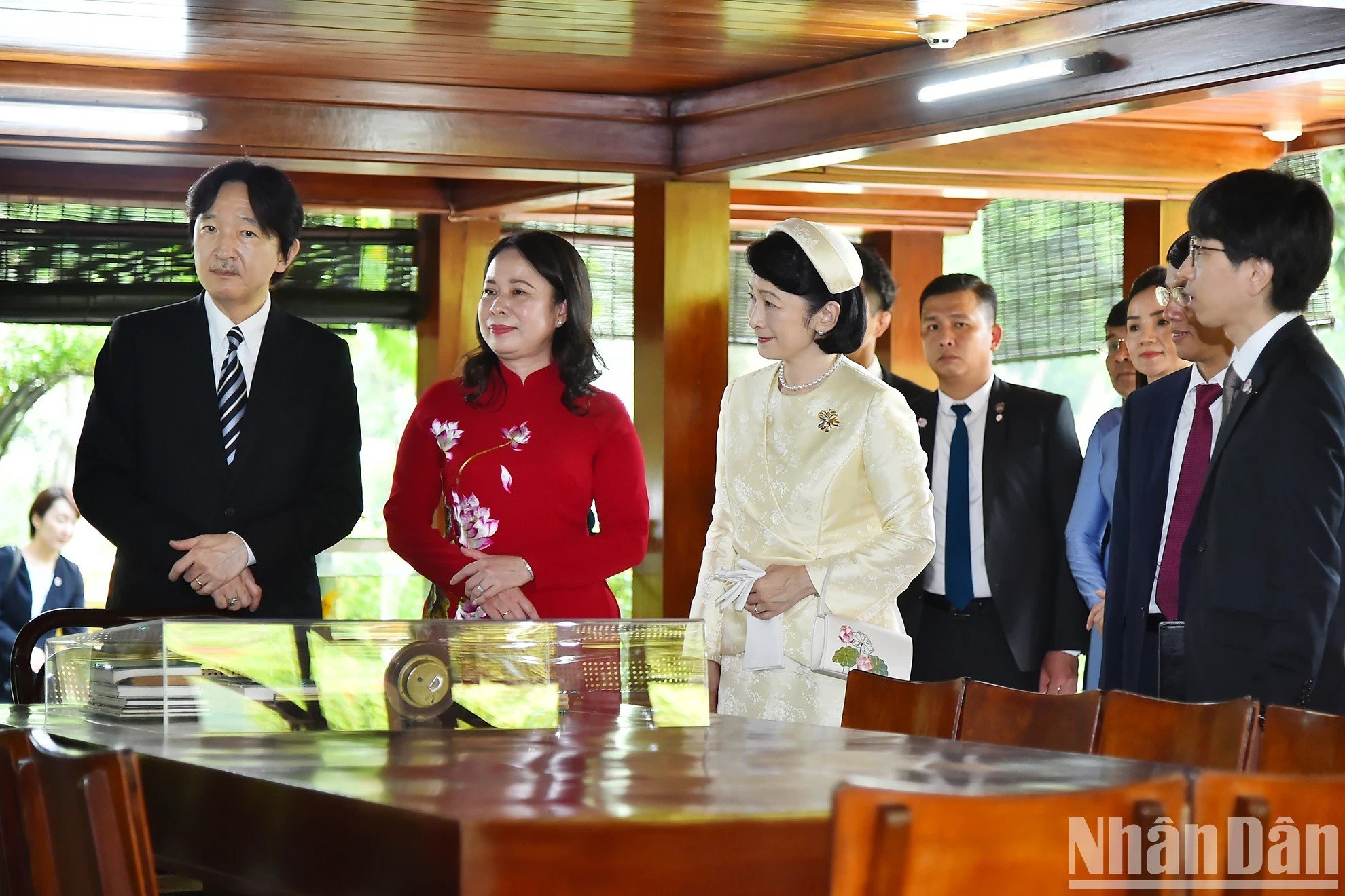 Príncipe japonés Akishino visita reliquias del Presidente Ho Chi Minh en el Palacio Presidencial 