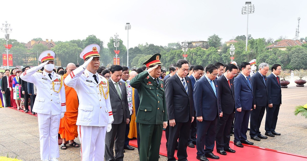 [Foto] Dirigentes del Partido y Estado rinden homenaje al Presidente Ho Chi Minh