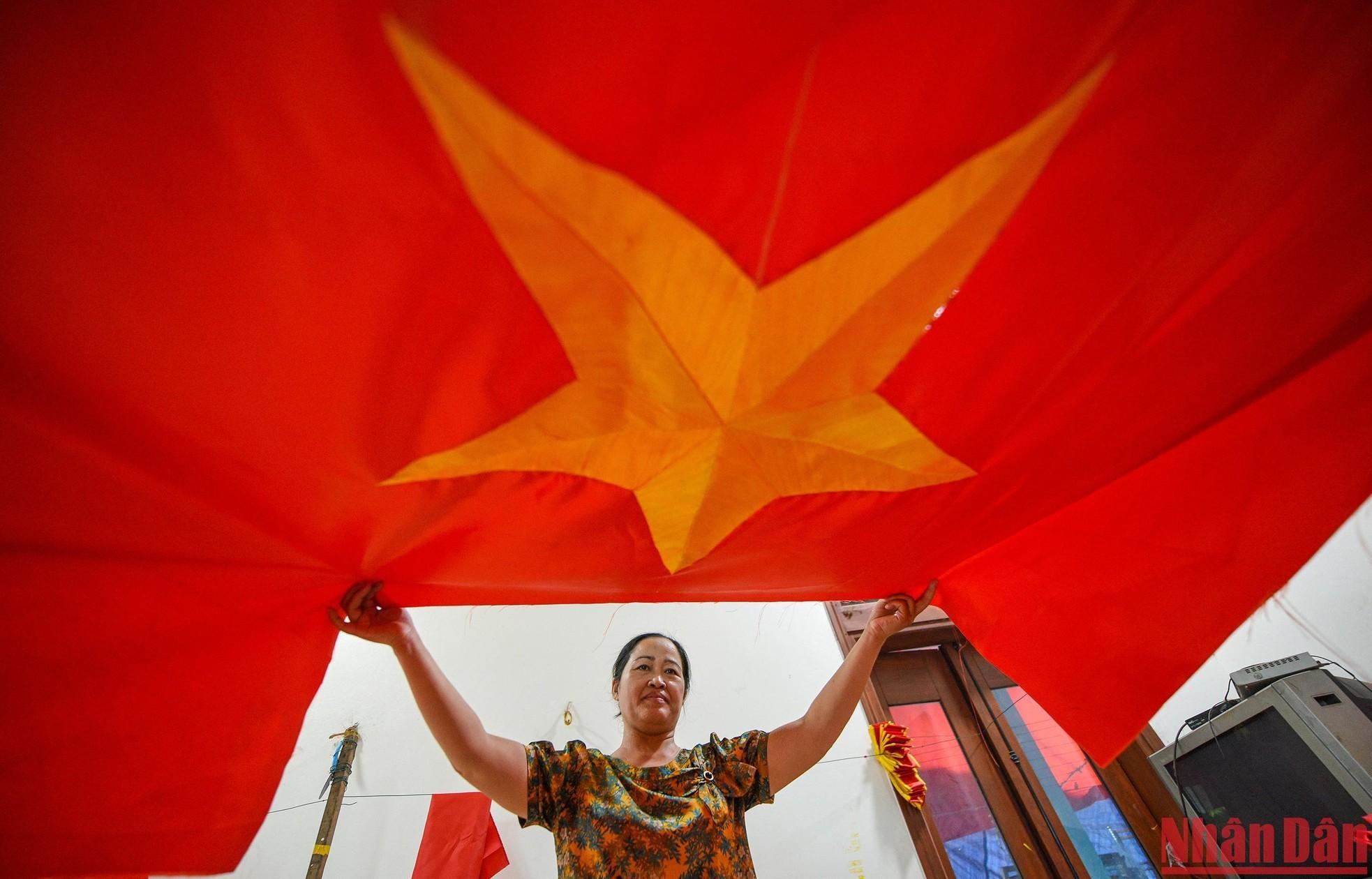 Recorrido por aldea dedicada a confección de bandera nacional de Vietnam