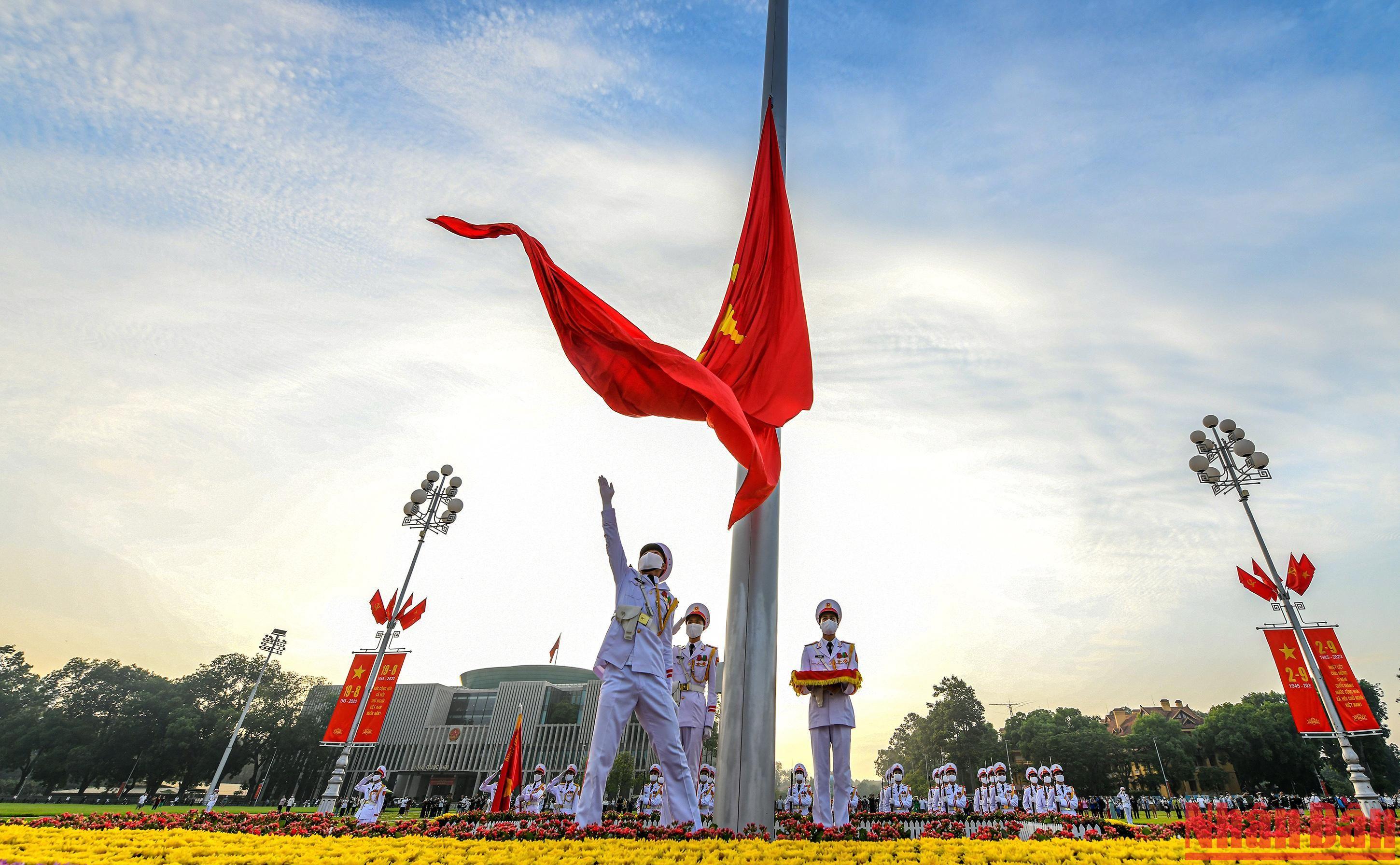 Ceremonia de izamiento de bandera por el Día Nacional de Vietnam