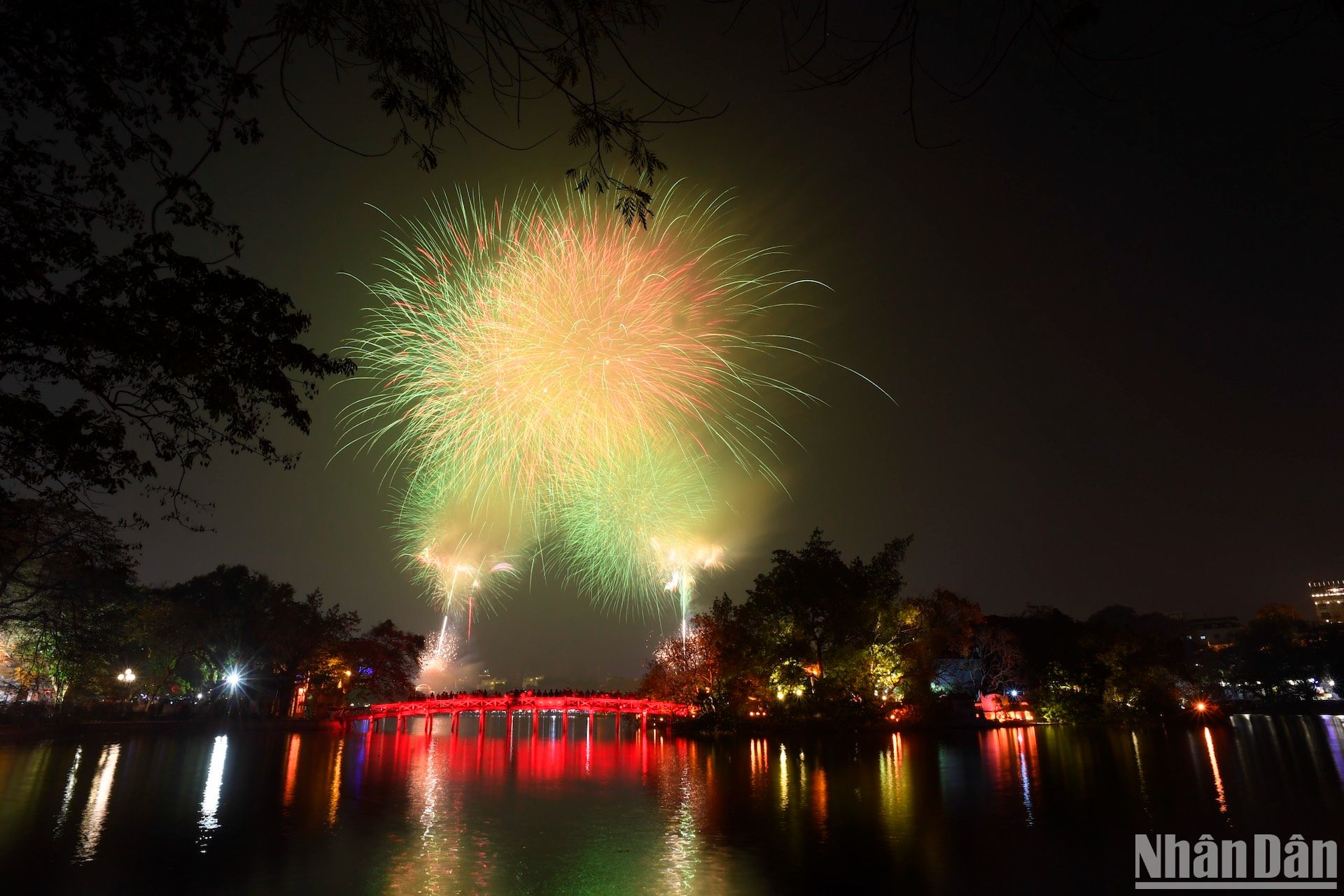 Vietnam celebra con fuegos artificiales entrada de año lunar 2023 