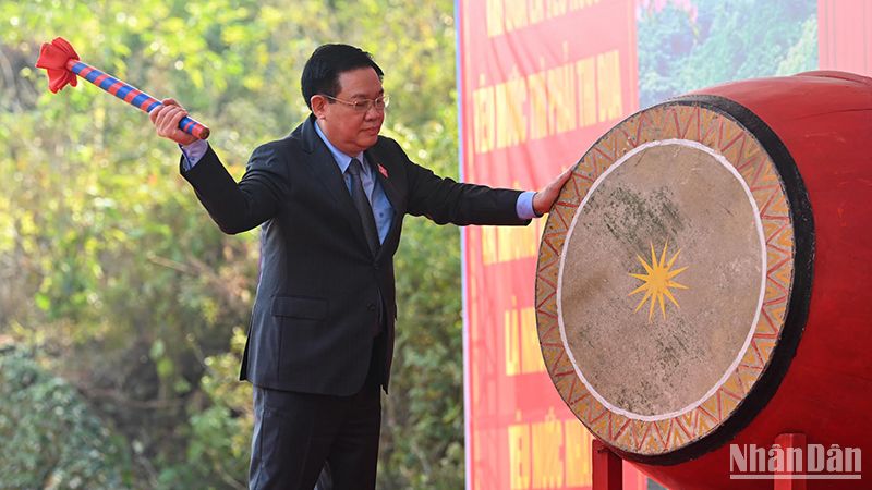 [Foto] Jefe del Legislativo vietnamita participa en festival tradicional de siembra de árboles