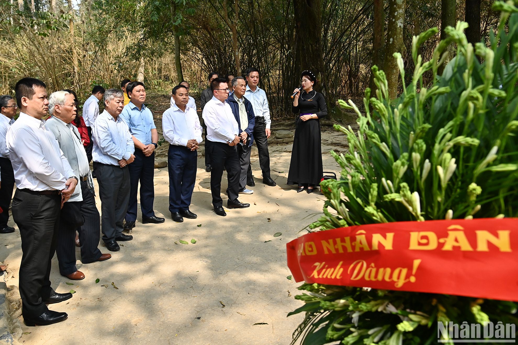 Delegación de Nhan Dan visita complejo de reliquias revolucionarias en el norte
