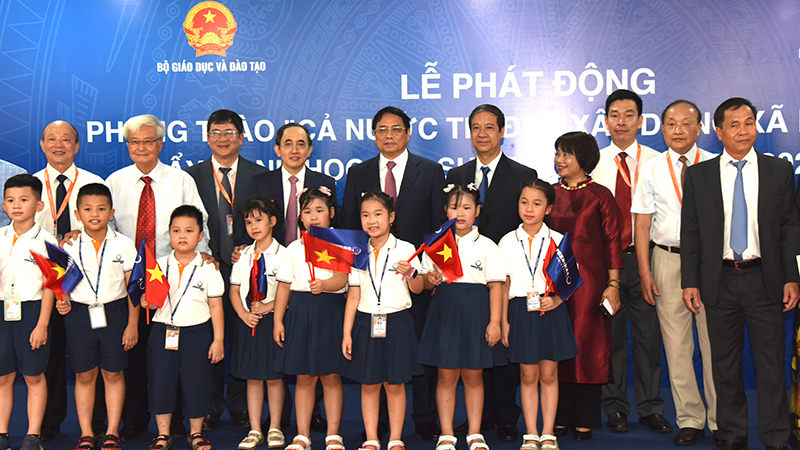 [Foto] Premier vietnamita asiste al lanzamiento de campaña por crear sociedad del aprendizaje