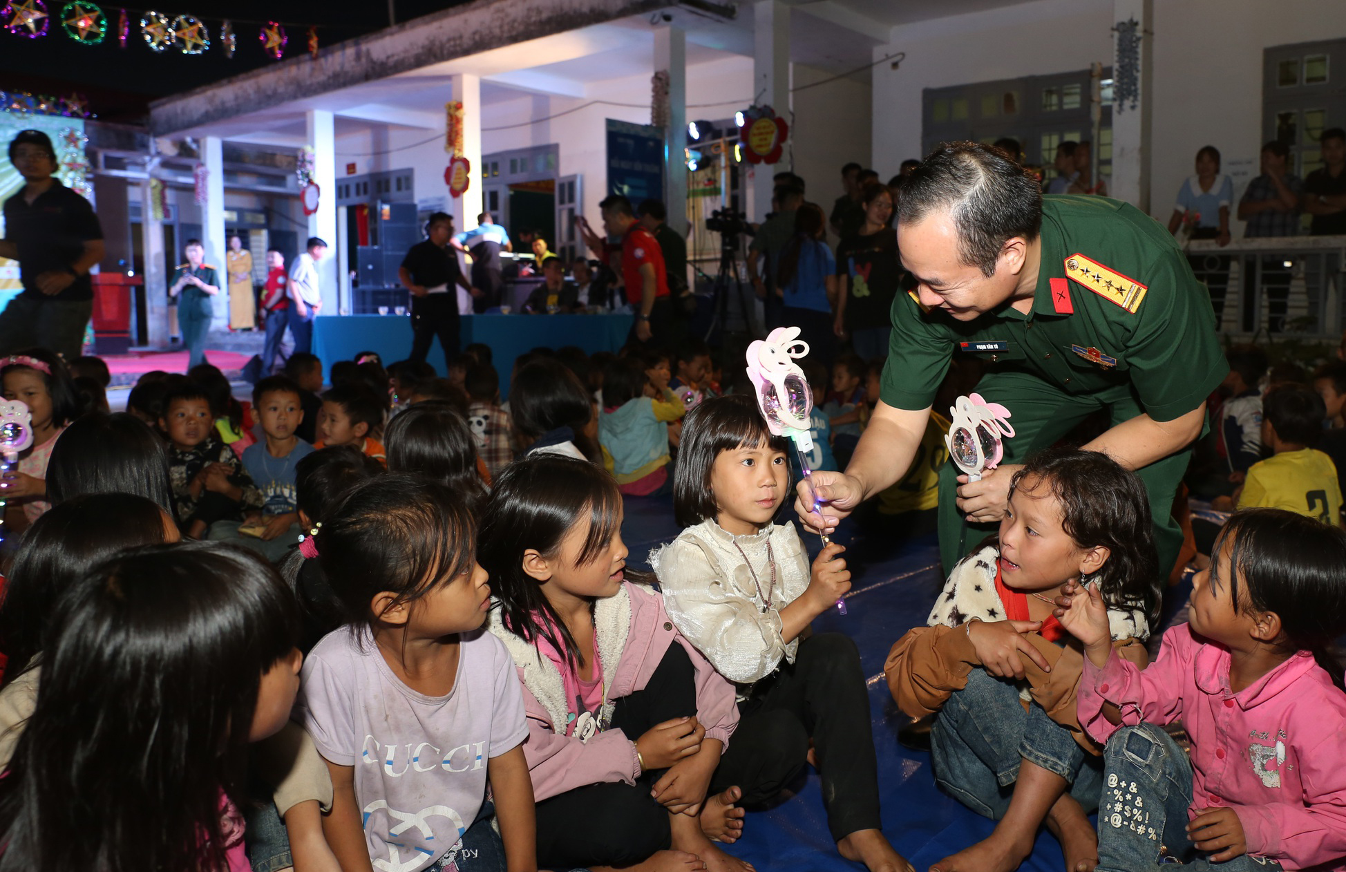 Niños vietnamitas en zonas limítrofes celebran Festival del Medio Otoño