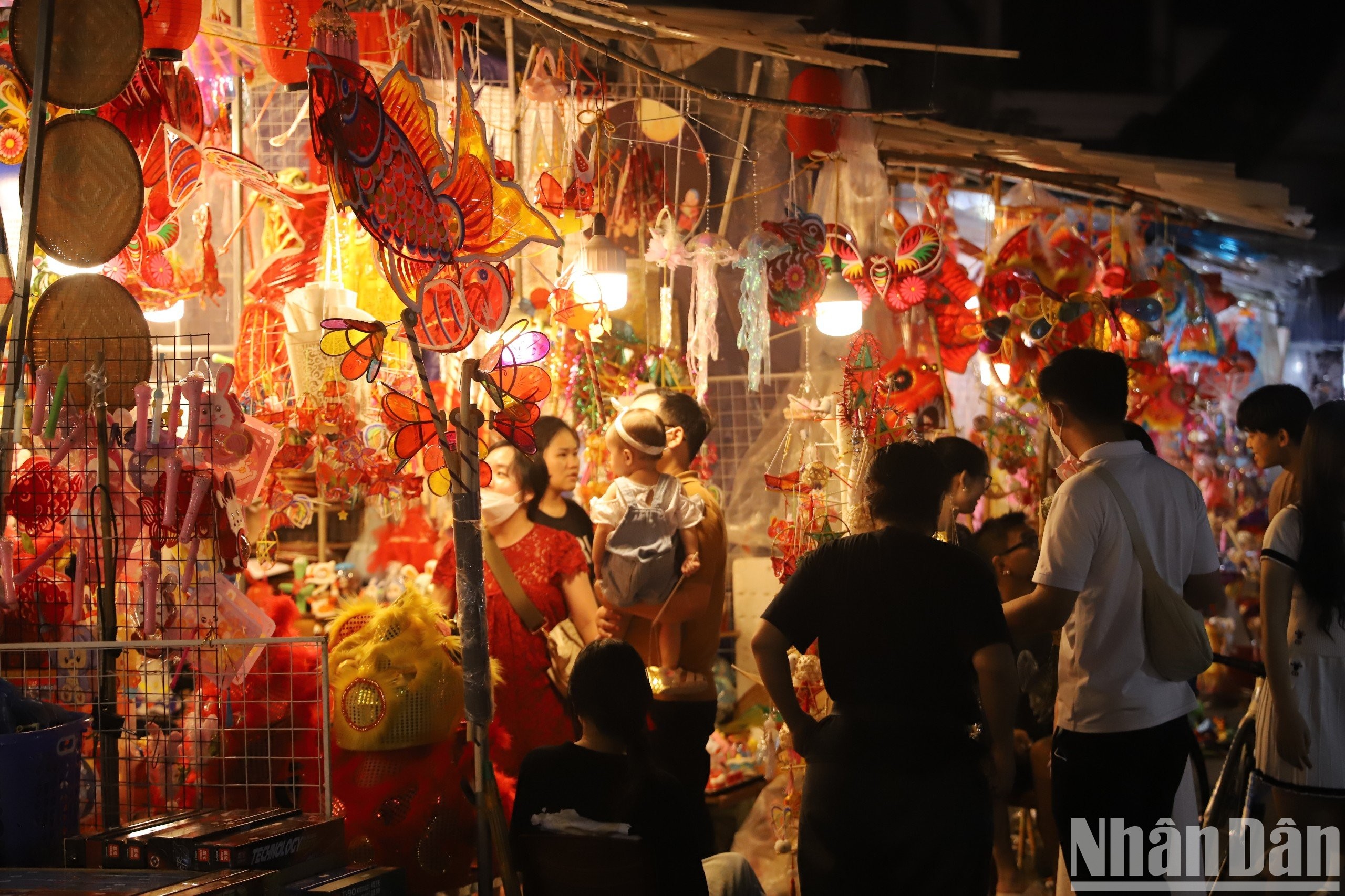 Calle hanoyense brilla en Festival del Medio Otoño