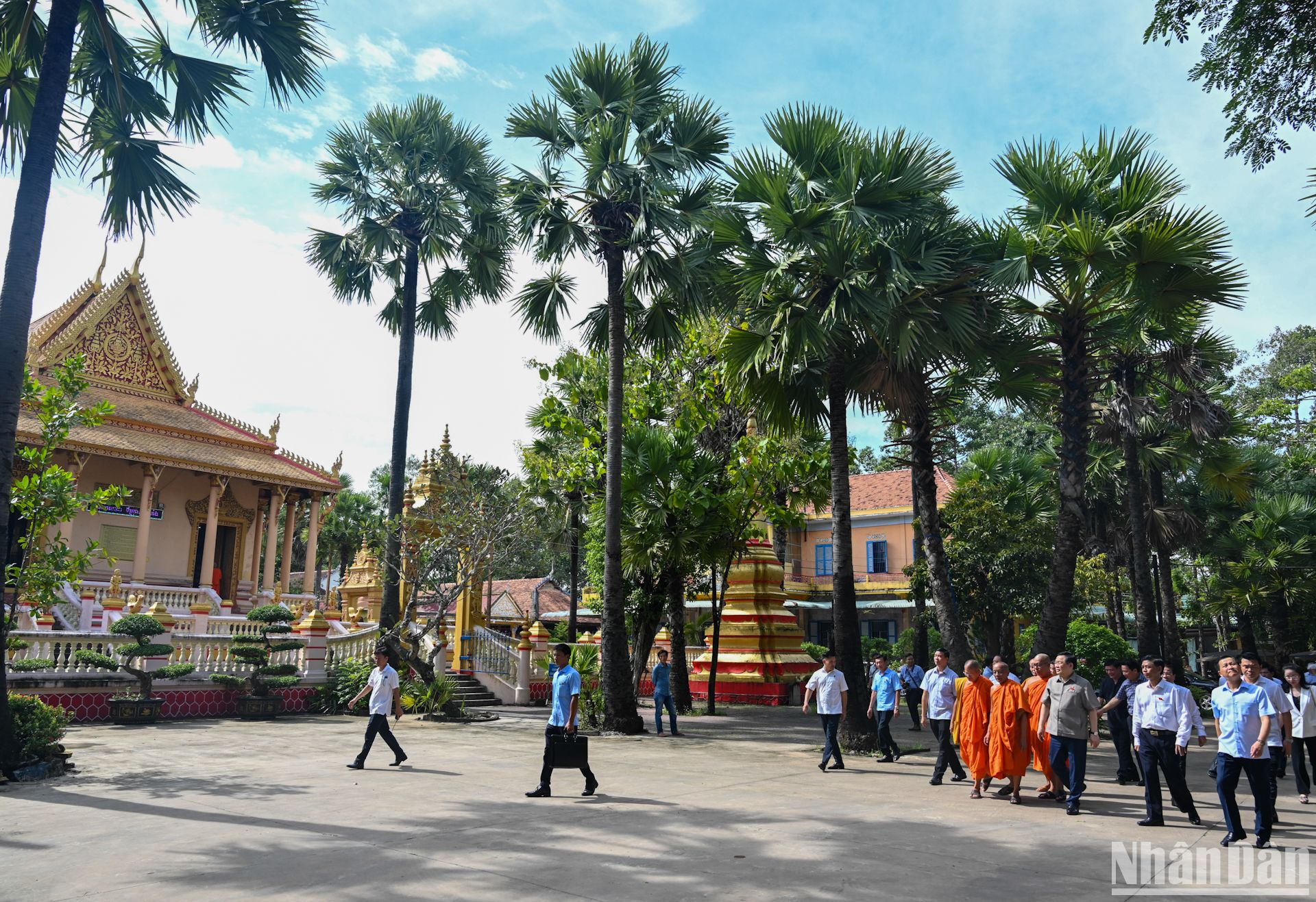 [Foto] Presidente del Legislativo vietnamita visita a monjes budistas en Soc Trang
