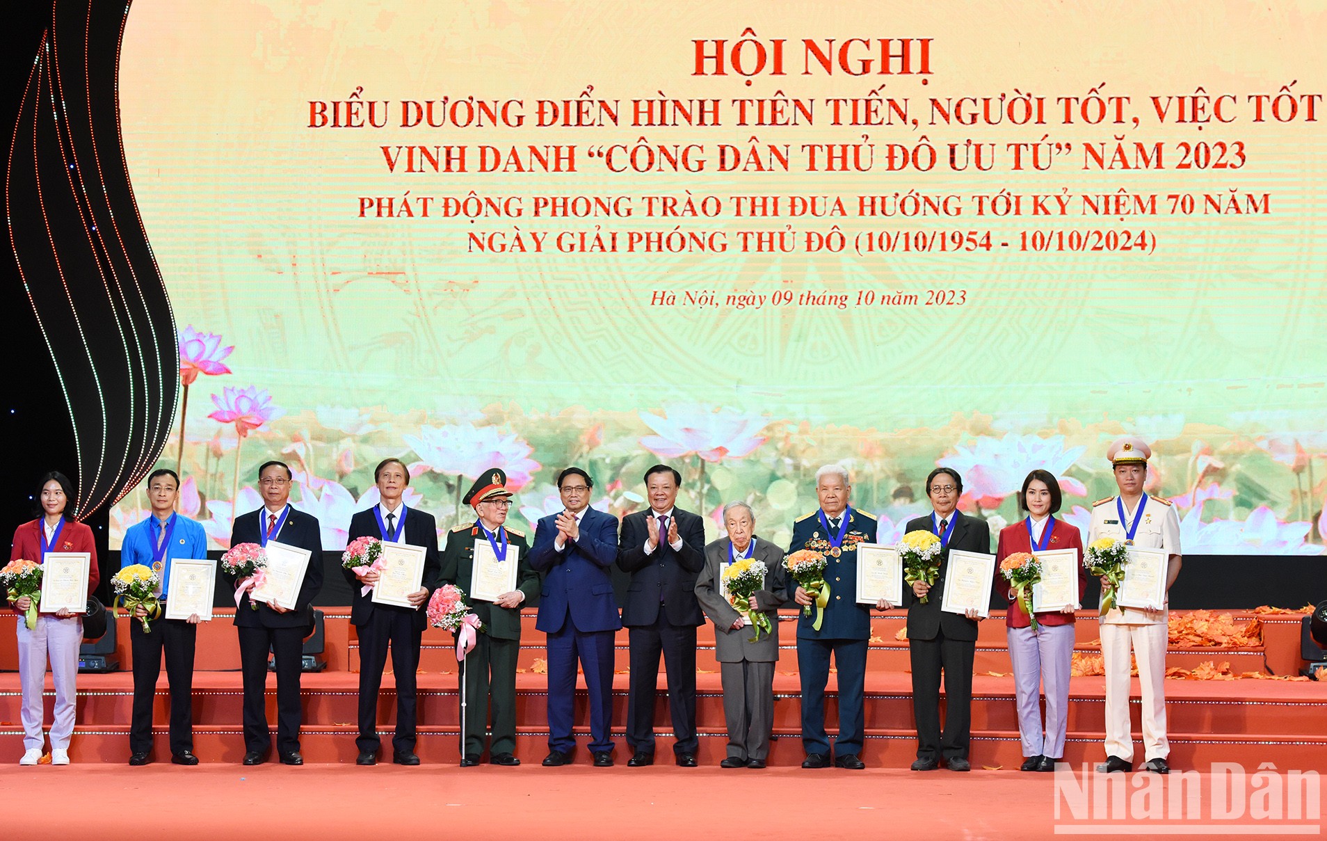 [Foto] Premier vietnamita asiste al acto de honor a ciudadanos destacados de la capital 
