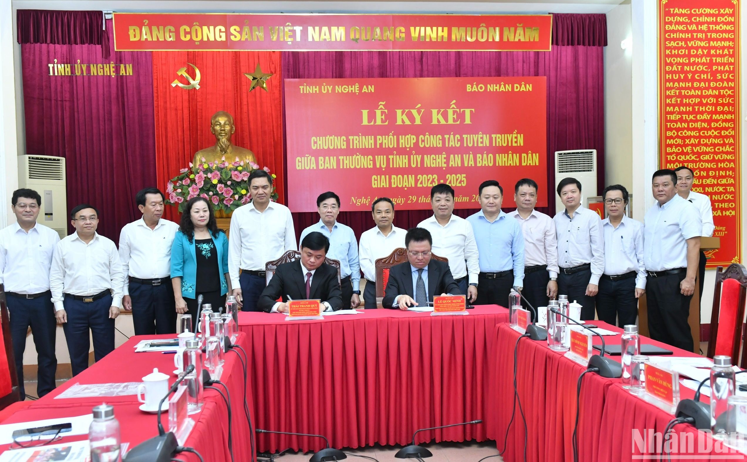 [Foto] Periódico Nhan Dan firma cooperación divulgativa con provincia de Nghe An