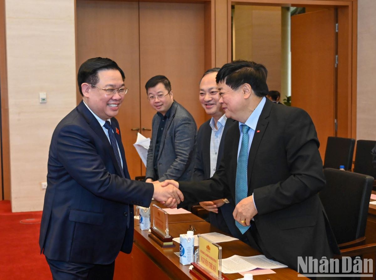 [Foto] Presidente del Parlamento vietnamita se reúne con agencias de prensa