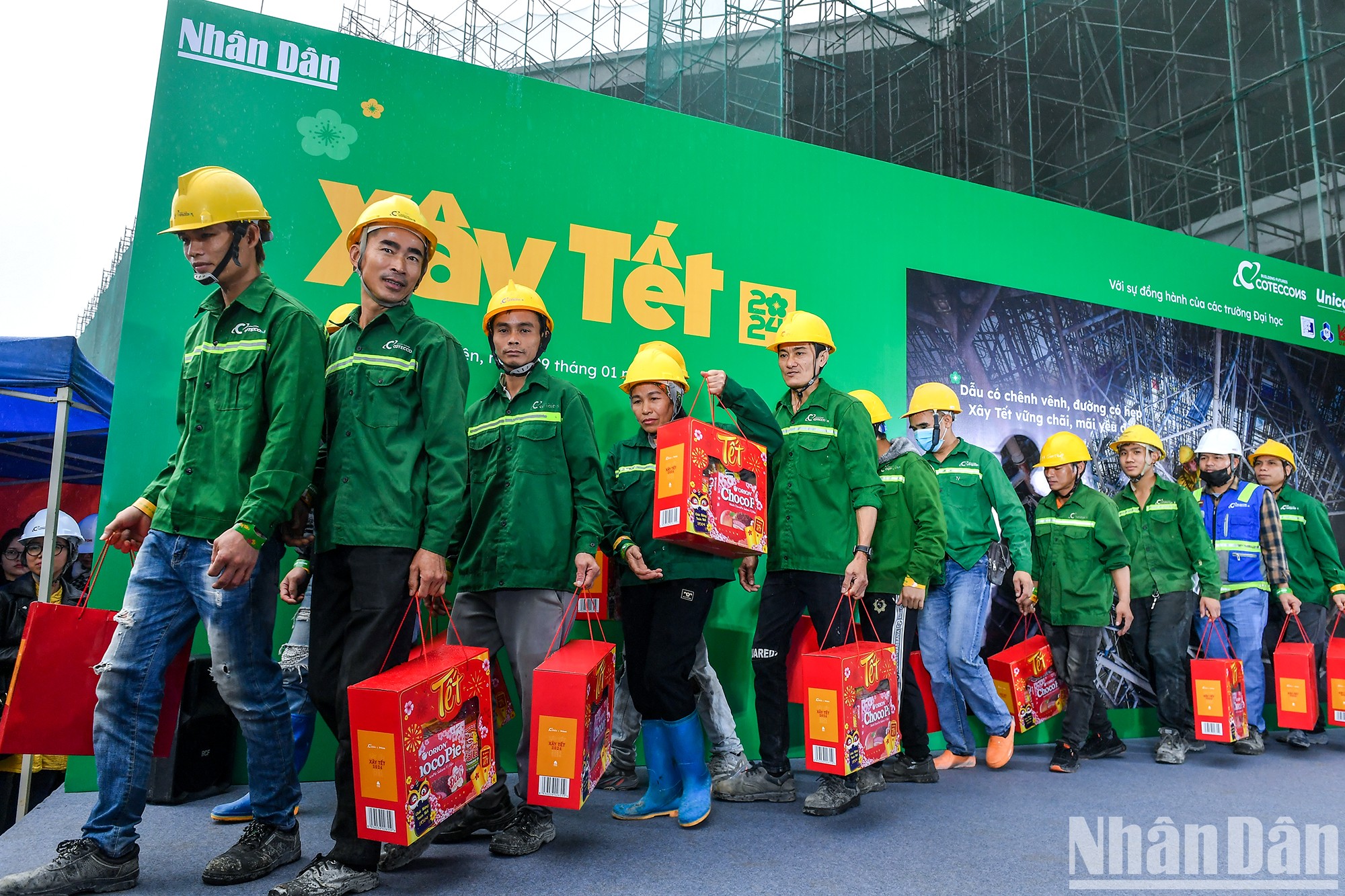 [Foto] Periódico Nhan Dan coordina programa de apoyo a trabajadores en ocasión del Tet