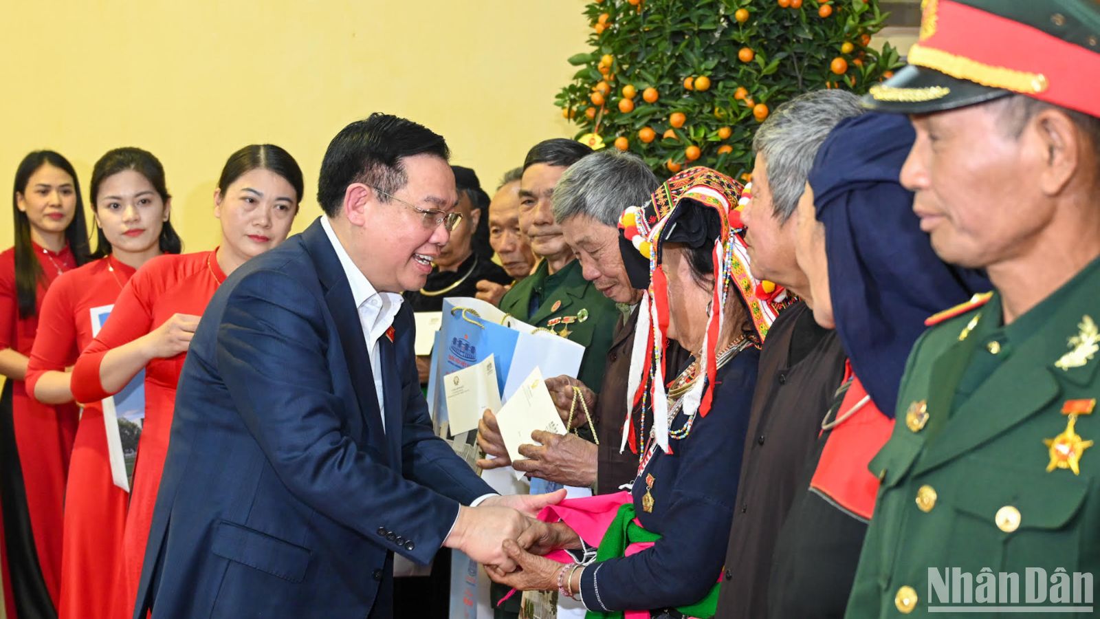 [Foto] Presidente del Parlamento visita a ciudadanos en condiciones desfavorables en Yen Bai