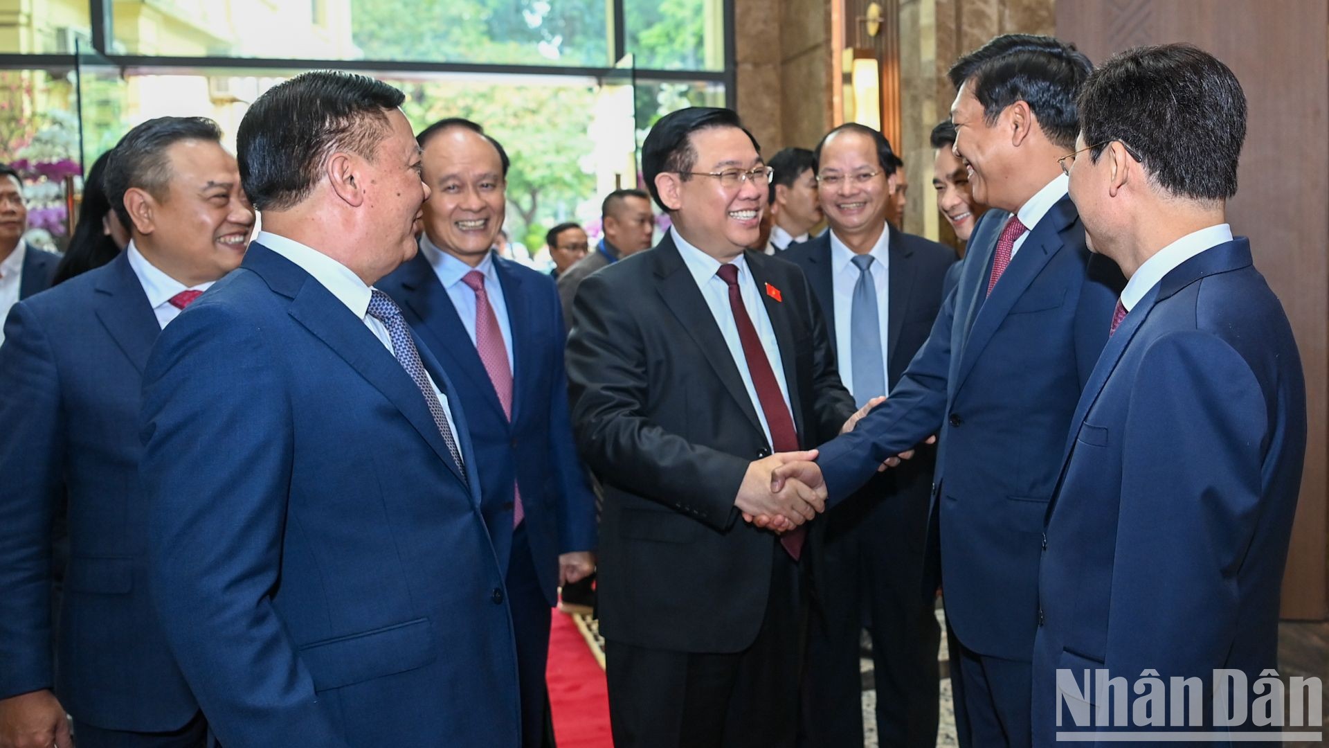 [Foto] Presidente del Parlamento felicita a dirigentes y ciudadanos de Hanói
