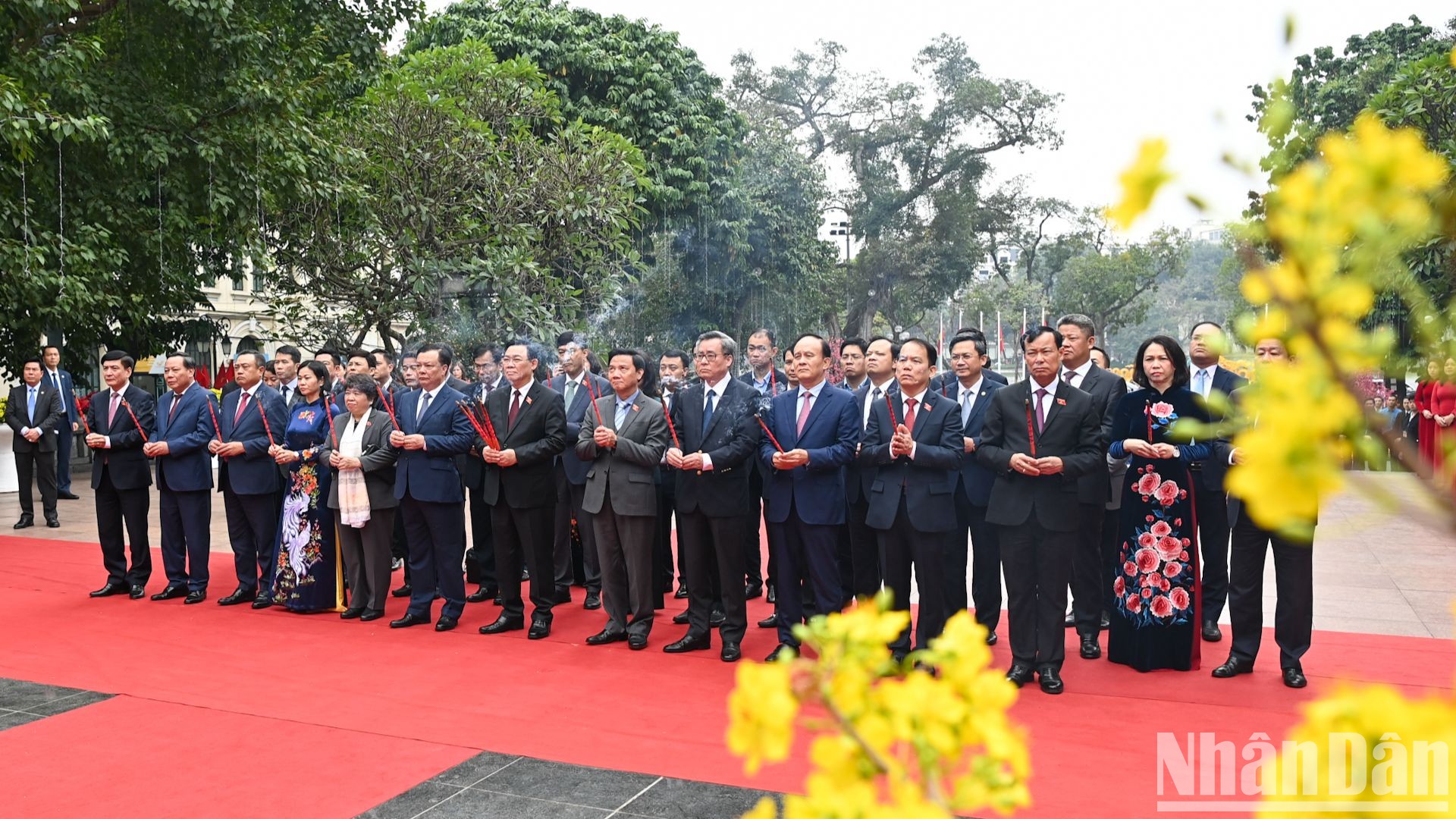 [Foto] Dirigente vietnamita rinde homenaje al fundador de la capital nacional