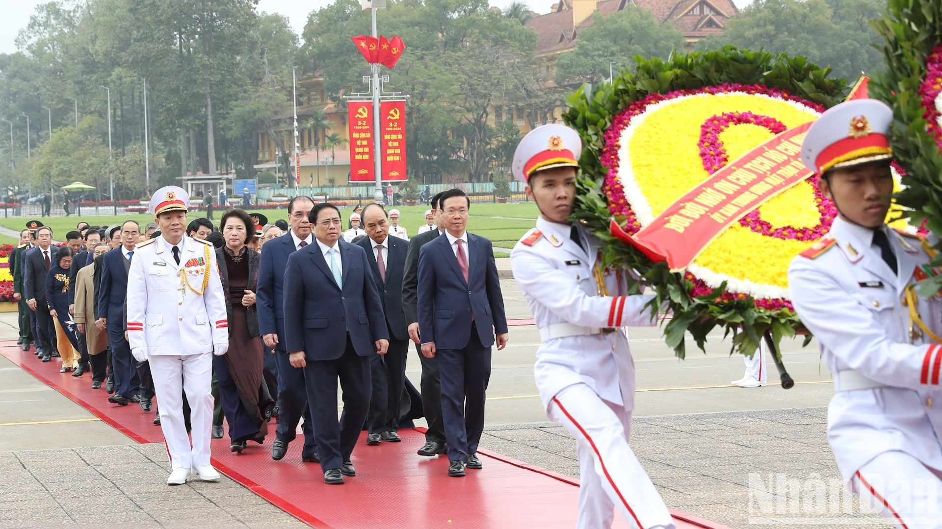 [Foto] Dirigentes del Partido y del Estado homenajean al Presidente Ho Chi Minh en ocasión del Tet