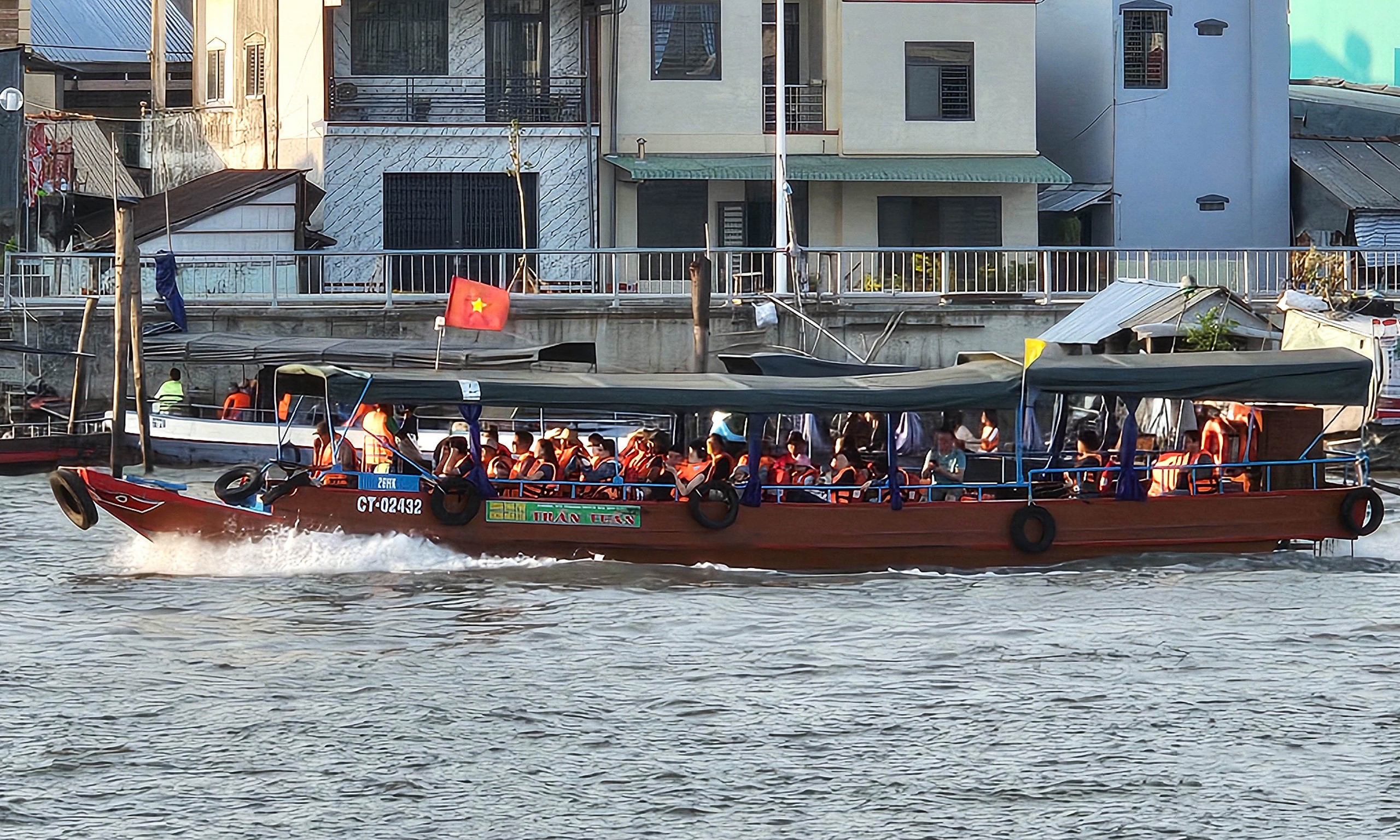 Turistas internacionales recorren mercado flotante vietnamita de Cai Rang