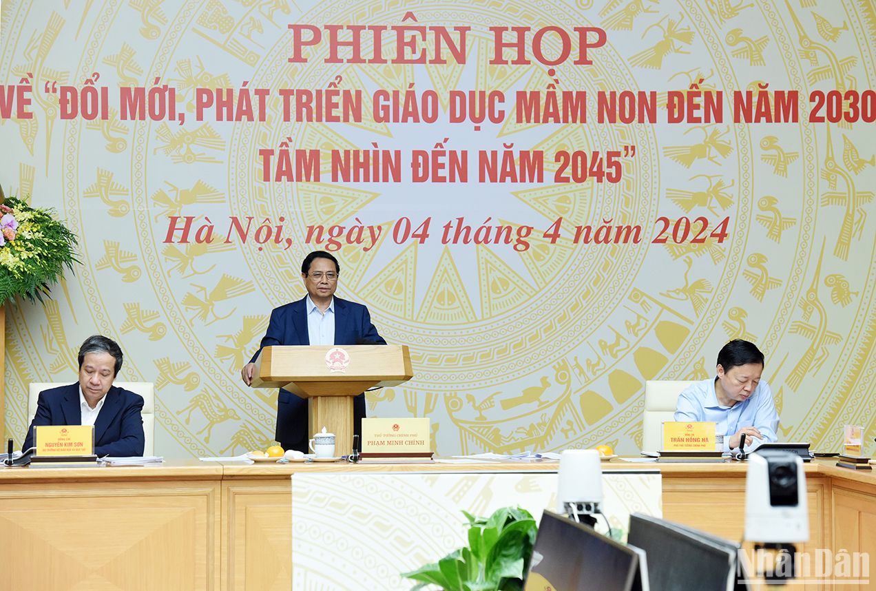 [Foto] Premier vietnamita preside reunión del Comité Nacional para la renovación de educación y formación
