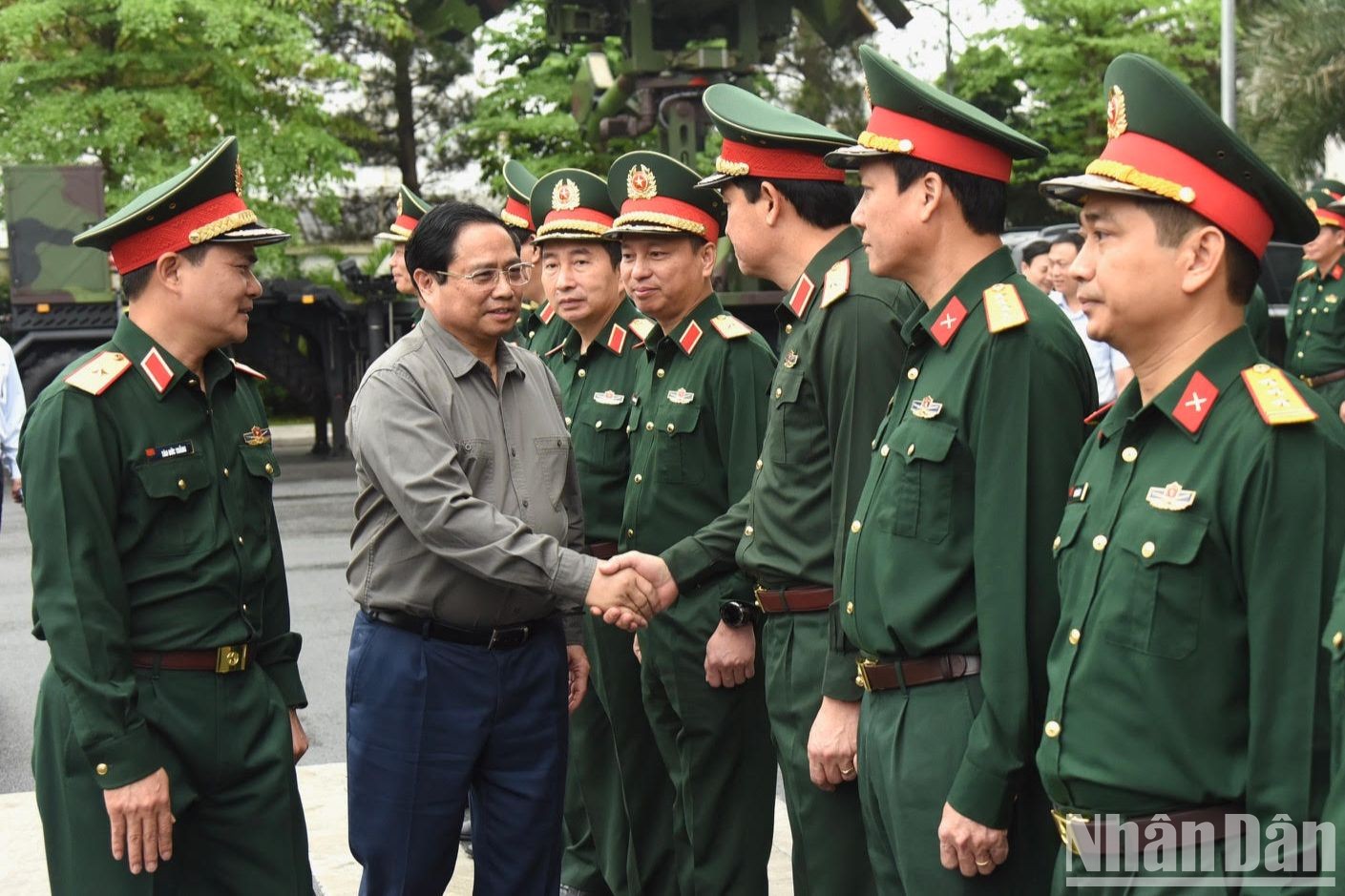 [Foto] Premier vietnamita sostiene reunión con corporación militar Viettel