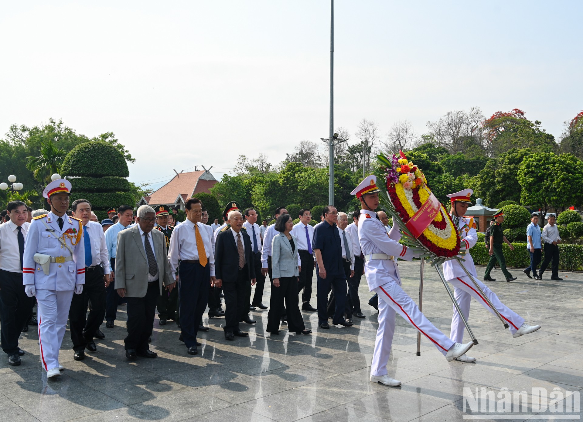 [Foto] Dirigentes del Partido y el Estado rinden homenaje a los caídos en defensa nacional en Dien Bien Phu