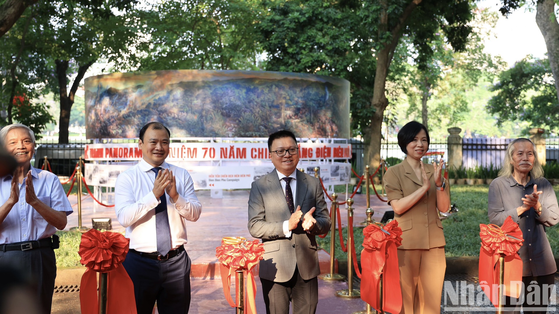 [Foto] Abierta en sede del periódico Nhan Dan exposición de pintura panorámica sobre campaña de Dien Bien Phu