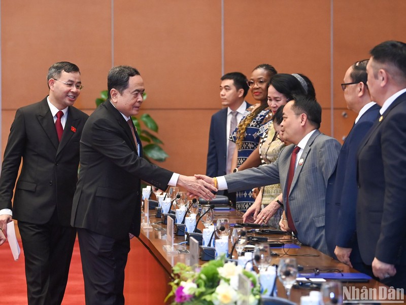 [Foto] Presidente del Parlamento vietnamita recibe a auditores de países y entidades internacionales