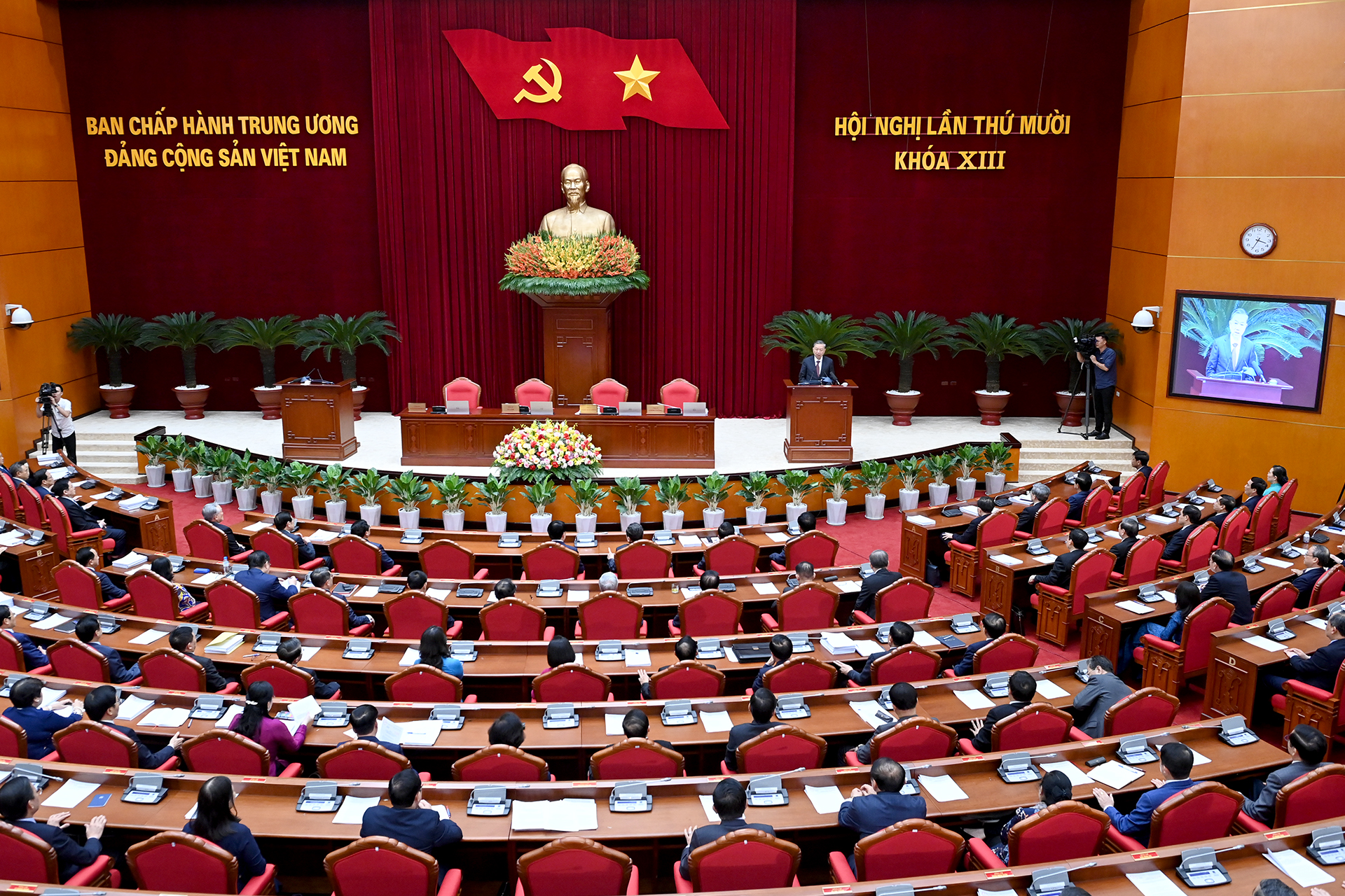 [Foto] Clausuran décimo pleno del XIII Comité Central del Partido Comunista de Vietnam