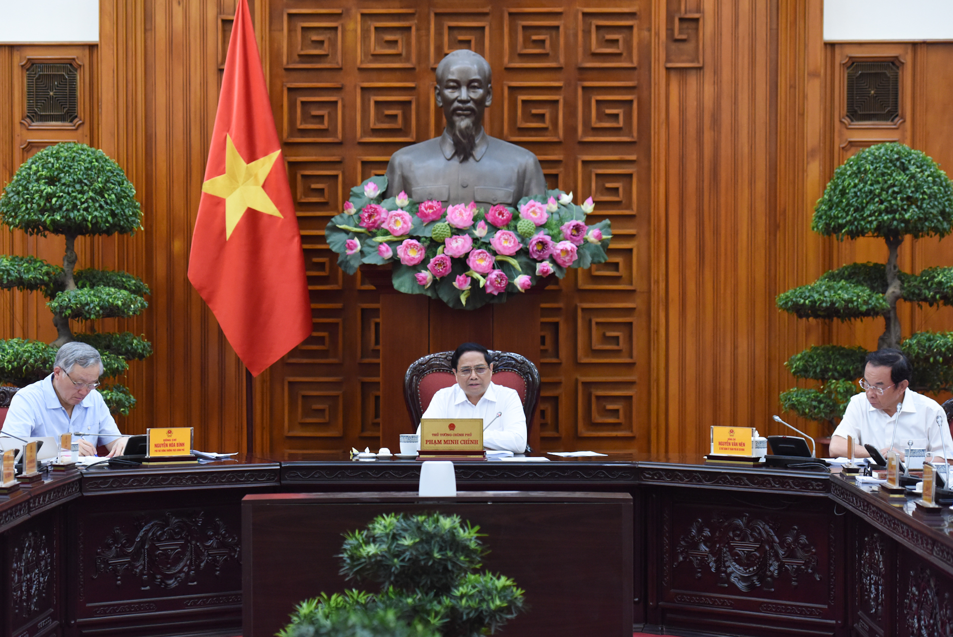 [Foto] Premier vietnamita preside reunión sobre construcción de centros financieros internacionales