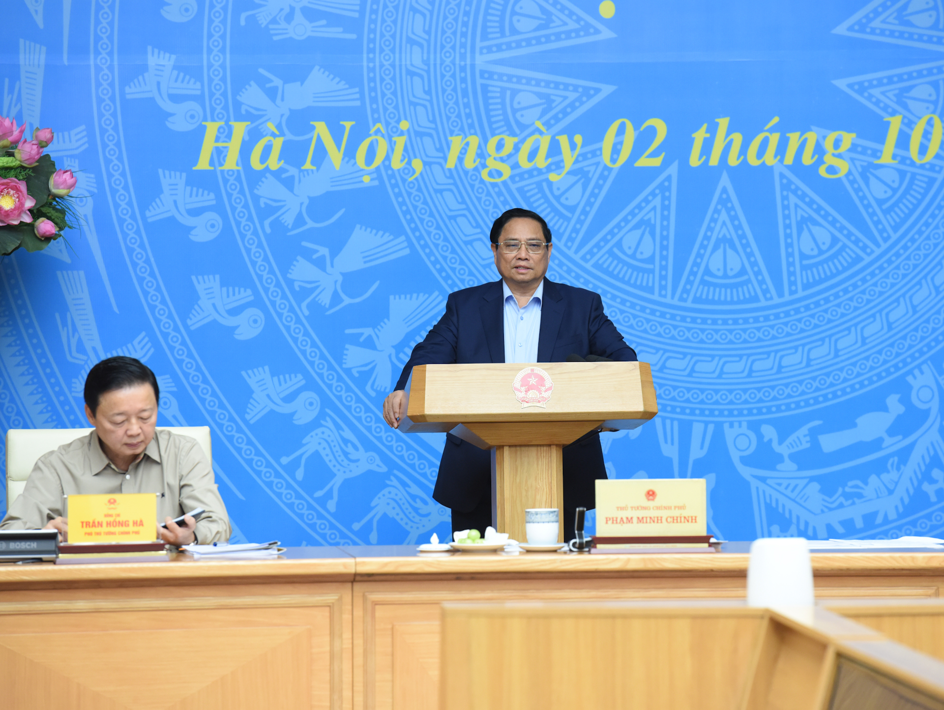 [Foto] Premier preside reunión sobre implementación de los compromisos de Vietnam en la COP26 