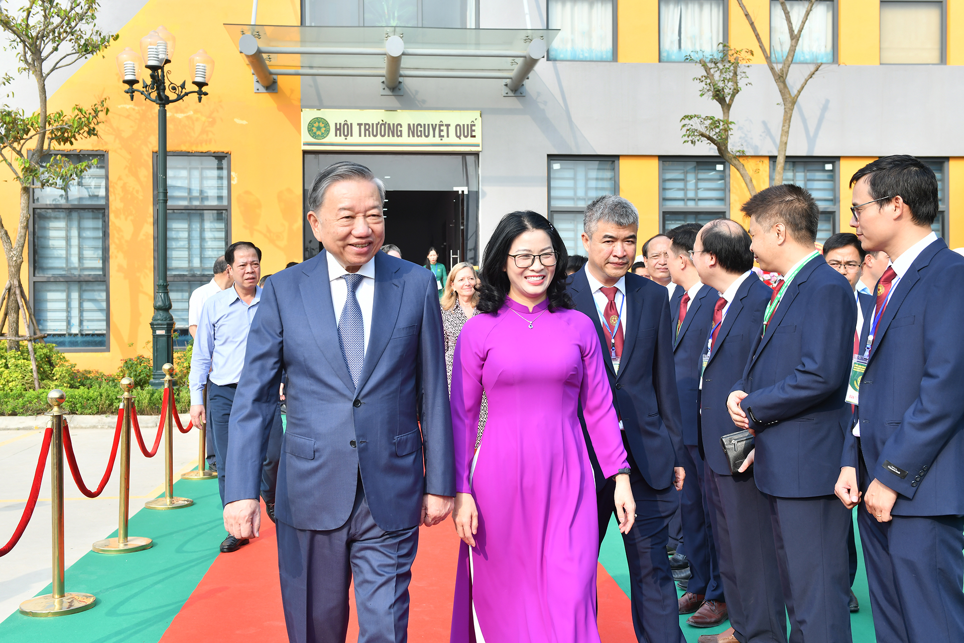 [Foto] Máximo dirigente vietnamita asiste a inauguración de año escolar en Academia de Agricultura