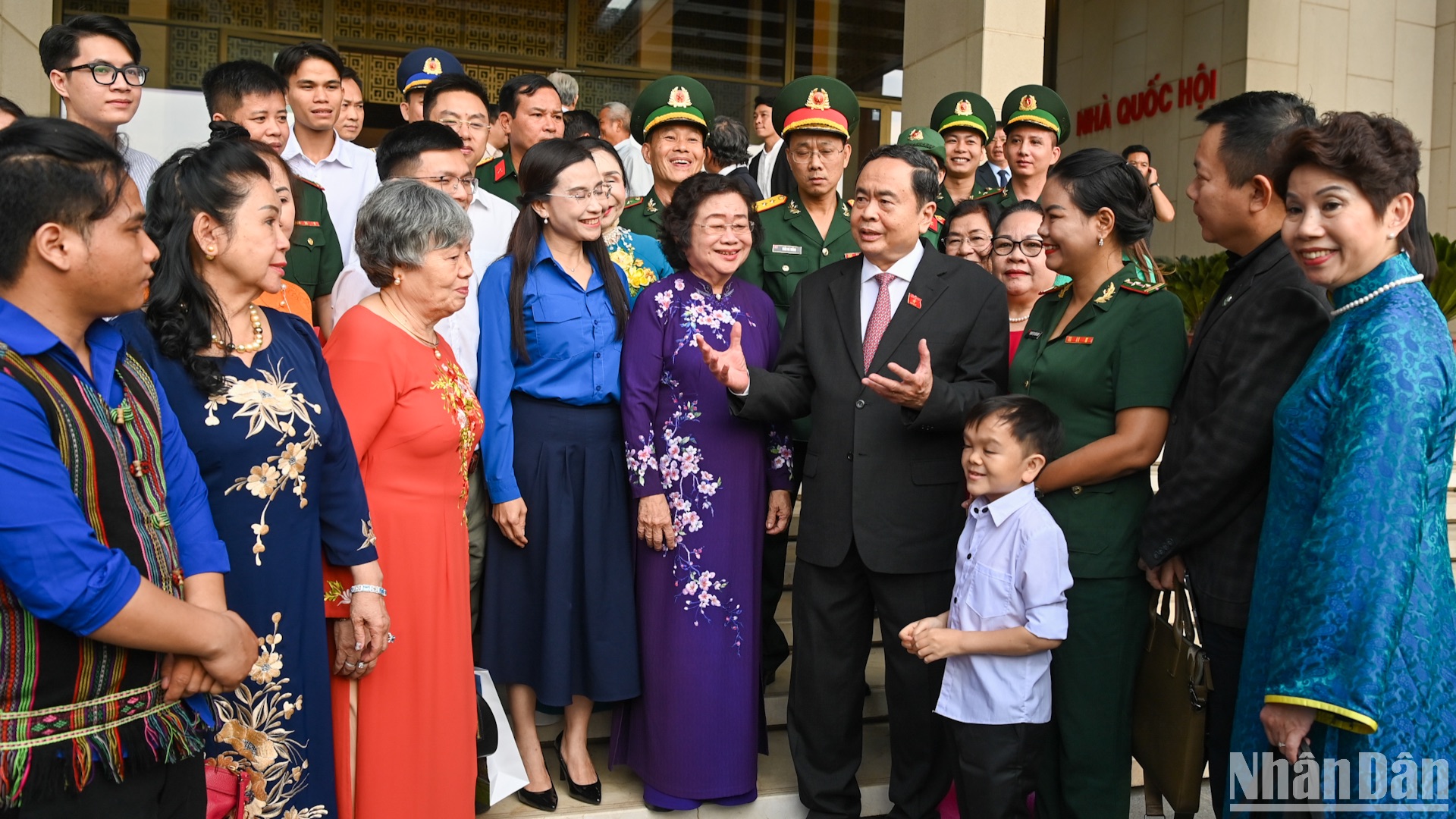 [Foto] Dirigente parlamentario de Vietnam se reúne con merecedores del Premio Vu A Dinh