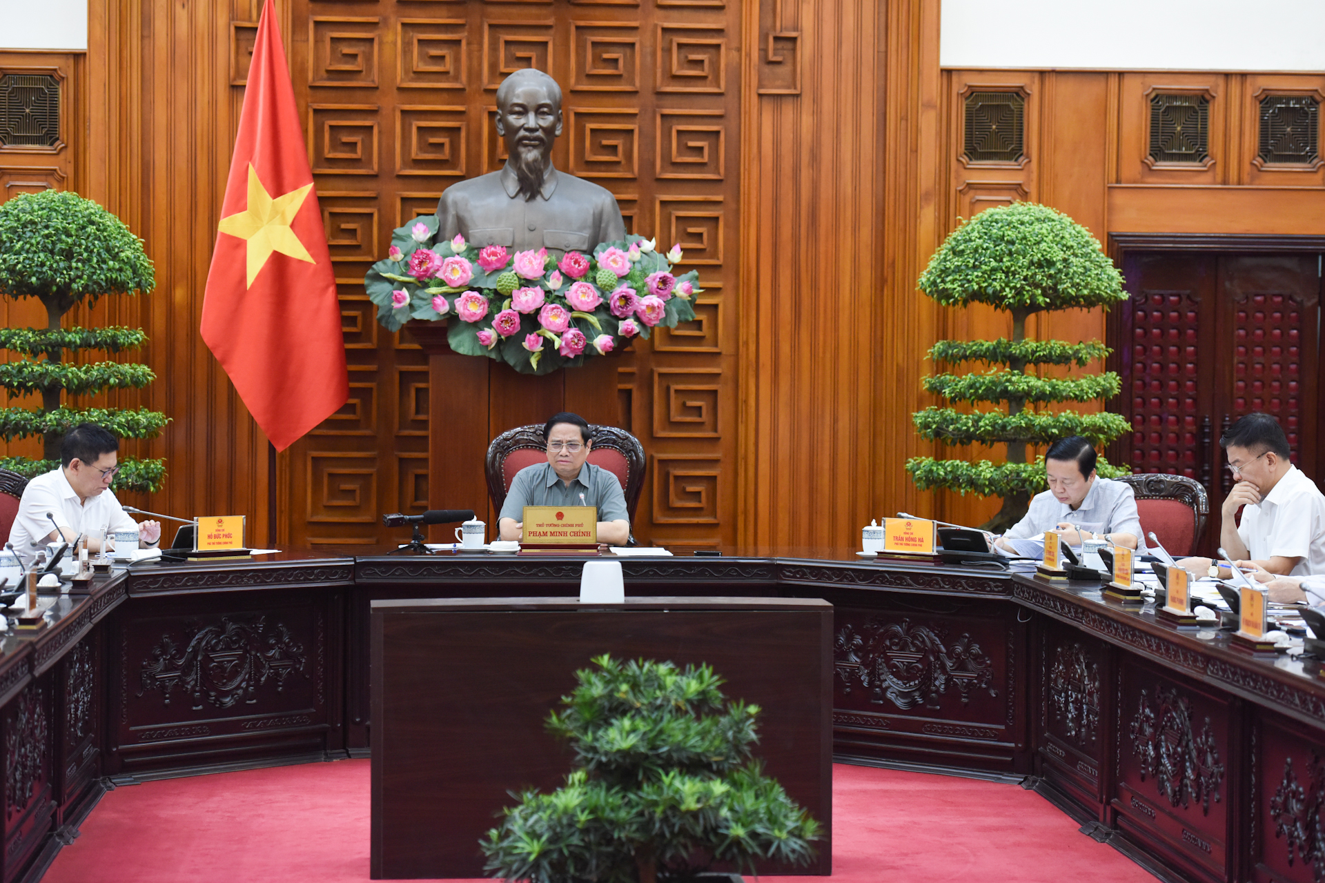 [Foto] Premier vietnamita preside reunión gubernamental sobre suministro de energía eléctrica