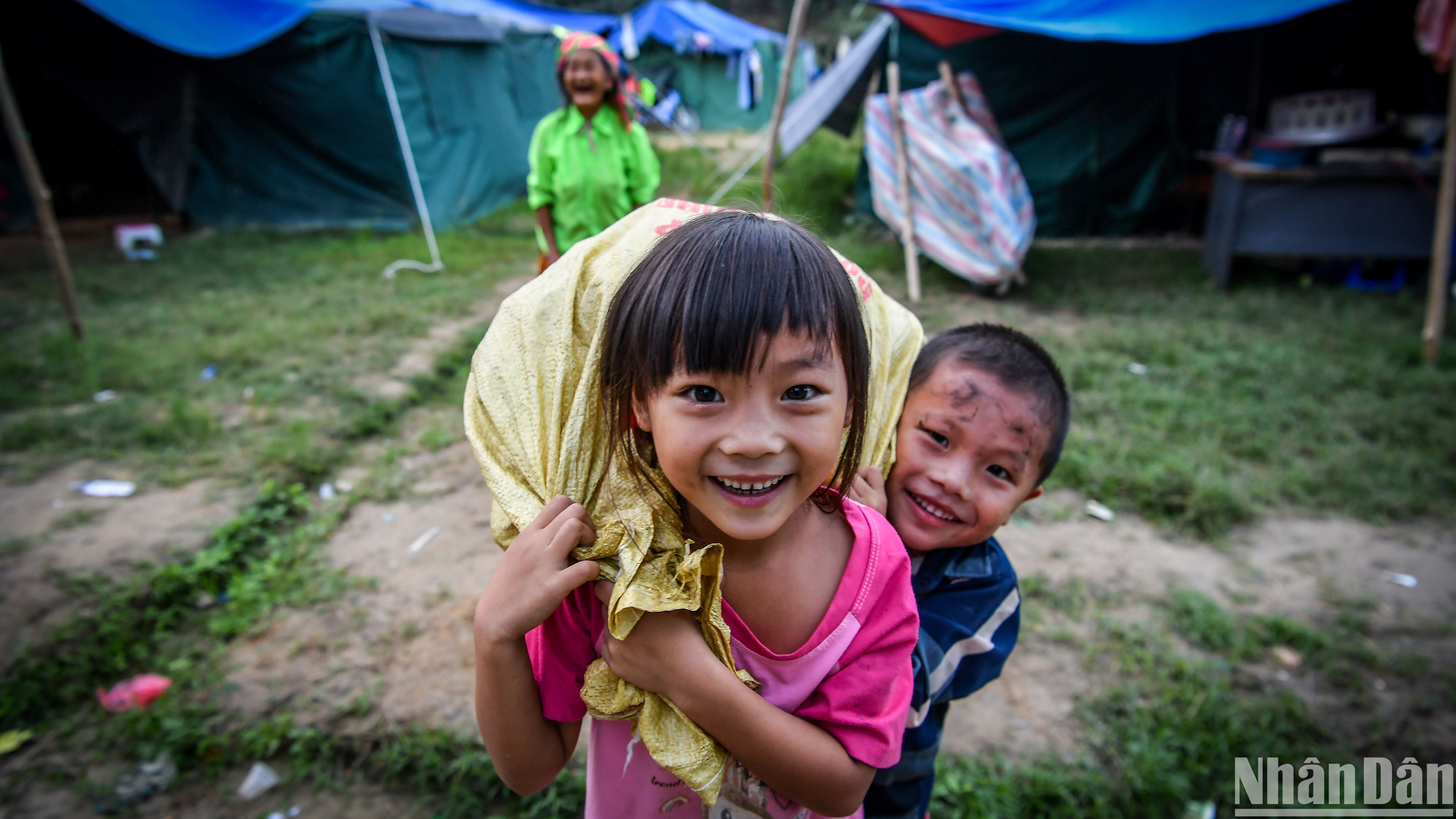 [Foto] Inocente alegría de niños sobrevivientes de deslizamientos de tierra en Lao Cai