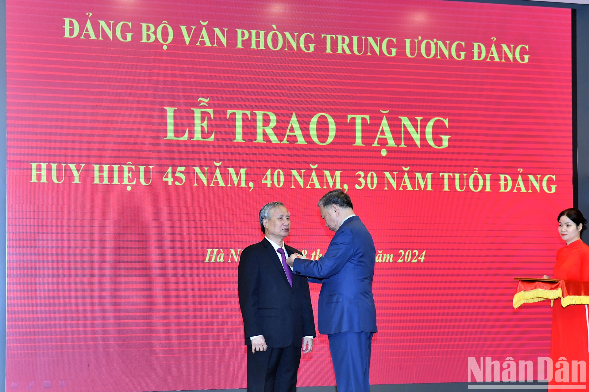 [Foto] Otorgan insignia de 45 años de militancia a exmiembro permanente del Secretariado Tran Quoc Vuong