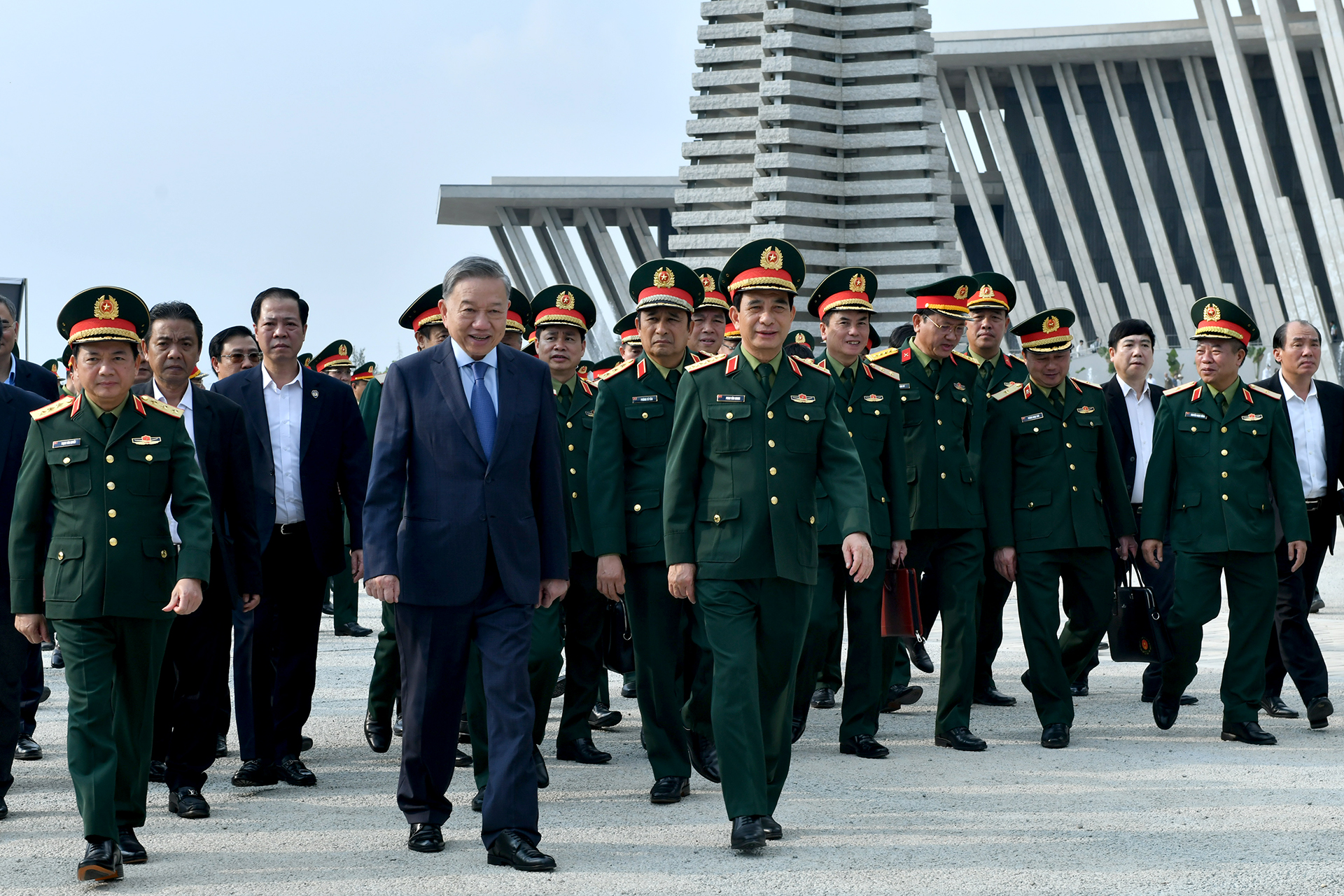 [Foto] Secretario general del PCV visita Museo de Historia Militar de Vietnam