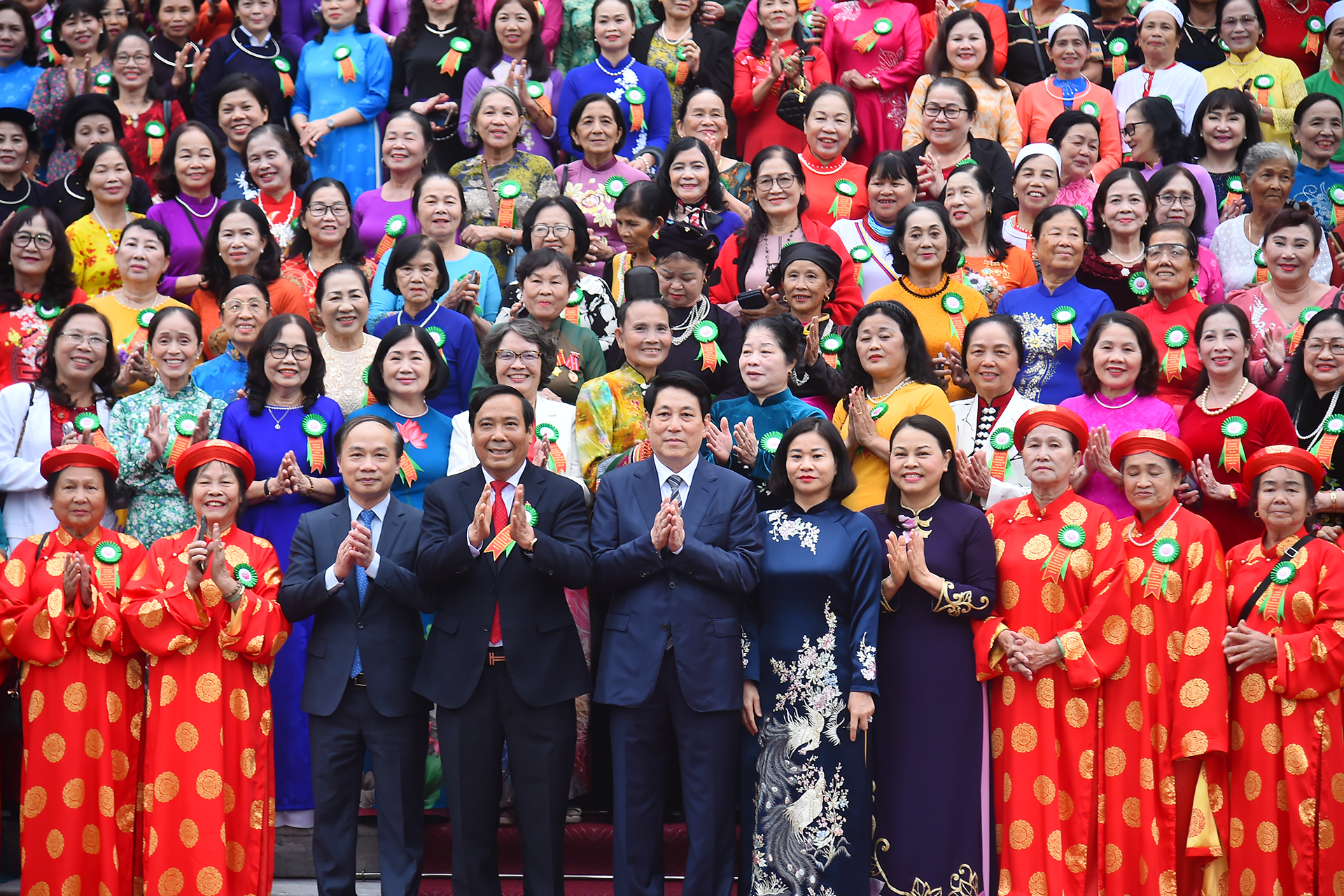 [Foto] Presidente vietnamita sostiene encuentro con destacadas ciudadanas mayores