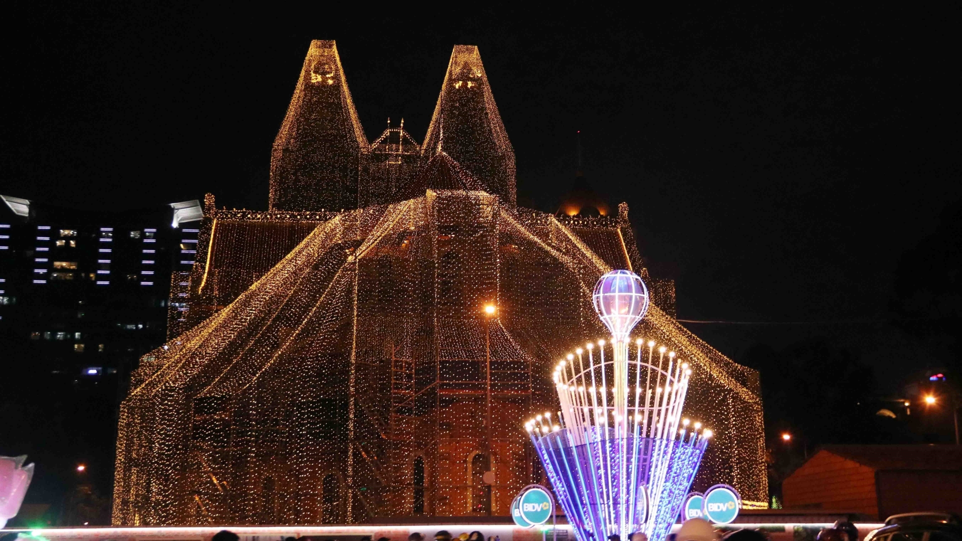 [Foto] Iglesias vietnamitas resplandecientes en noche de la Navidad 2024