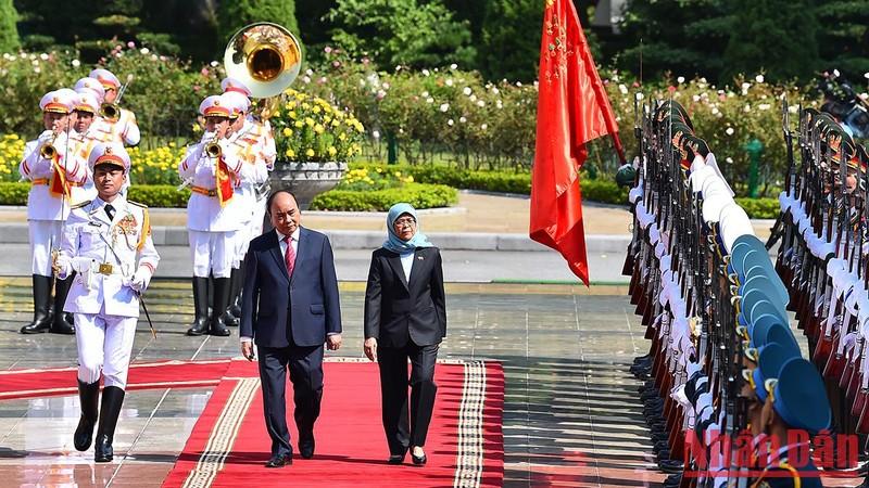 El presidente vietnamita Nguyen Xuan Phuc y su homóloga singapurense Halimah Yacob revisan la Guardia de Honor del Ejército Popular de Vietnam.