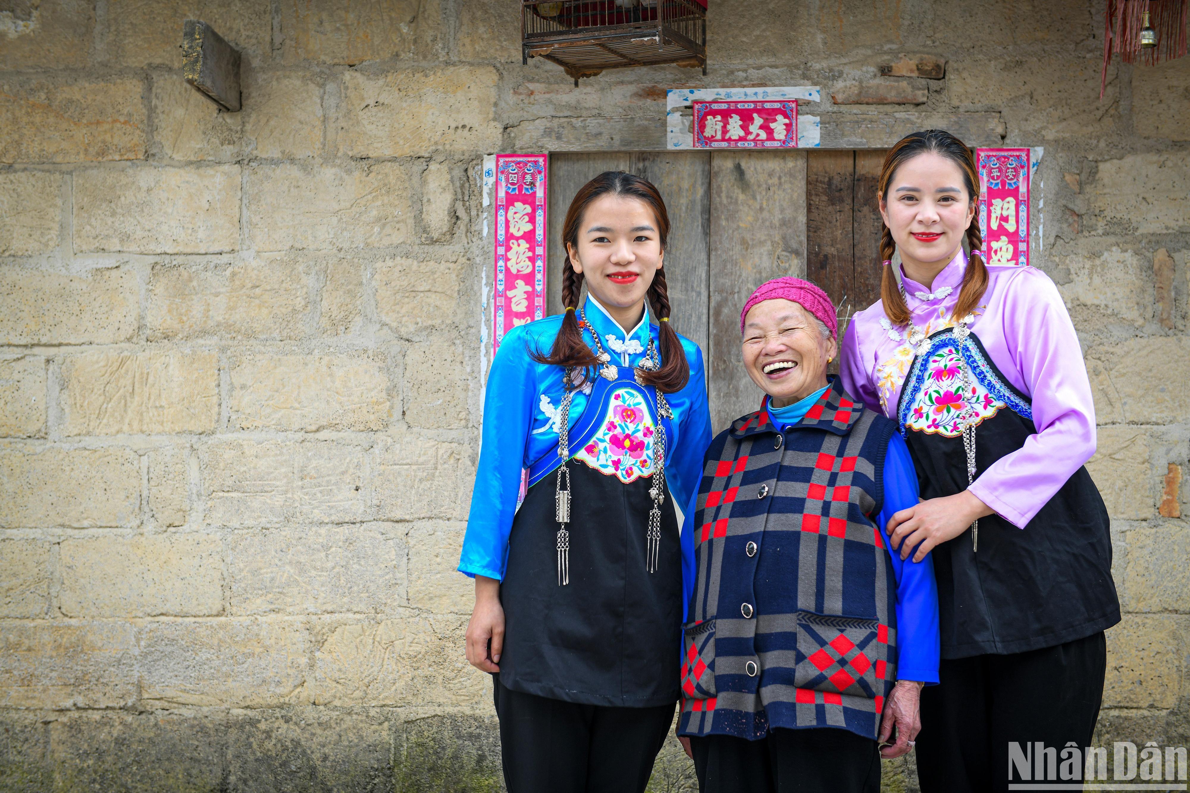 [Foto] Belleza de la minoría étnica Hoa en el pueblo antiguo de Pho Bang