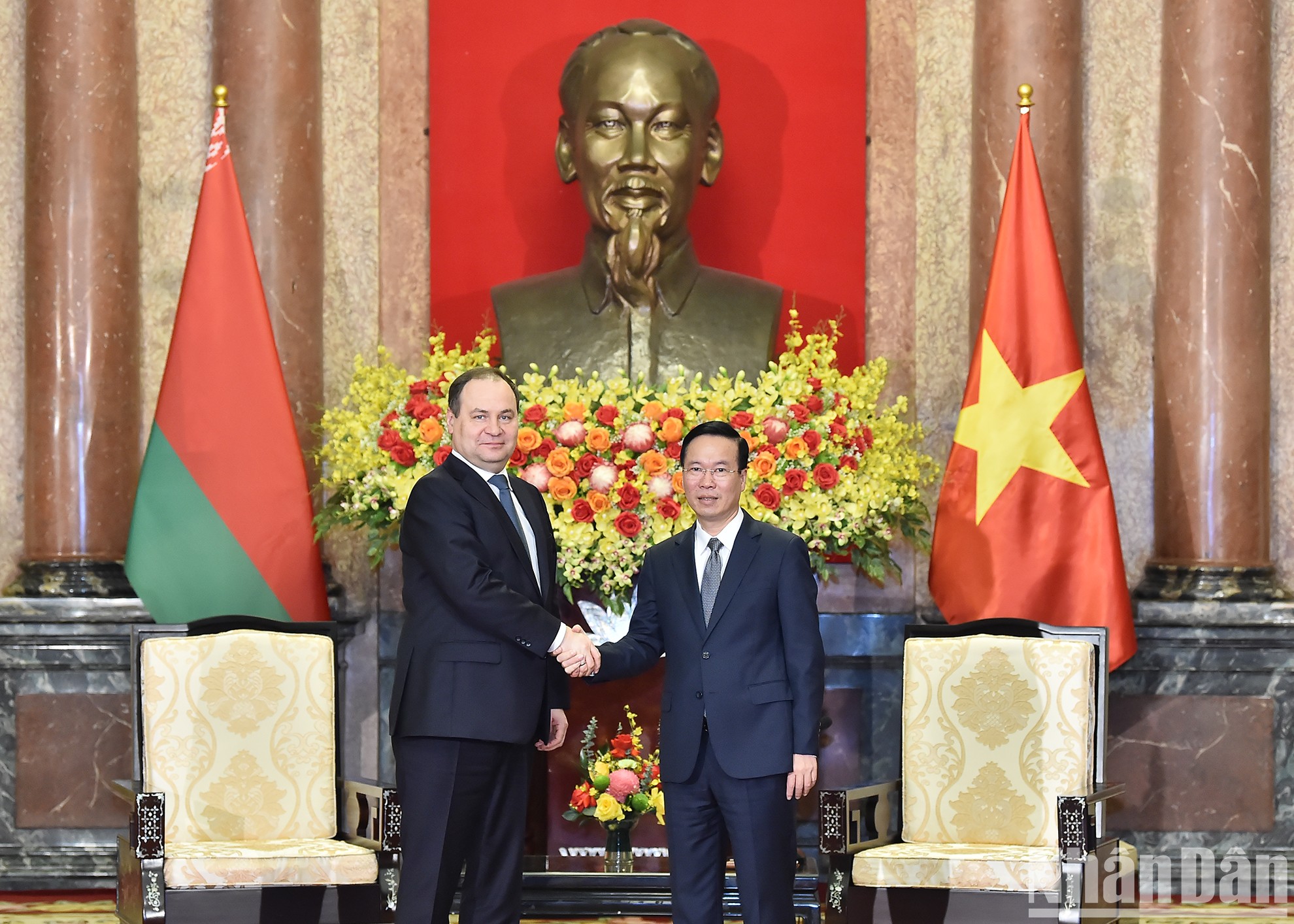 El presidente de Vietnam, Vo Van Thuong, recibe al primer ministro de Bielorrusia, Roman Golovchenko.