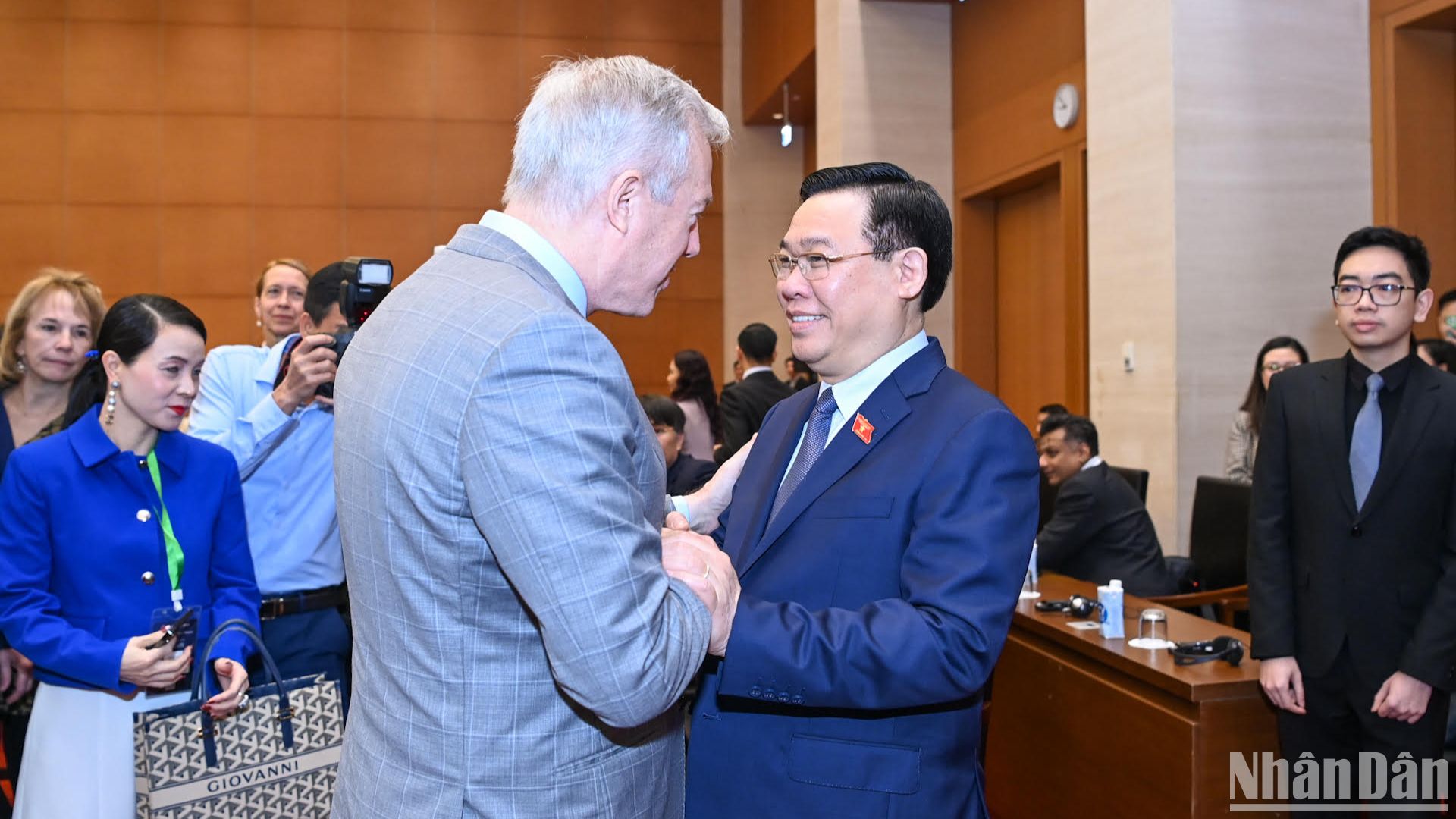 El presidente de la Asamblea Nacional de Vietnam, Vuong DInh Hue, recibe al presidente y director general del USABC, Ted Osius.
