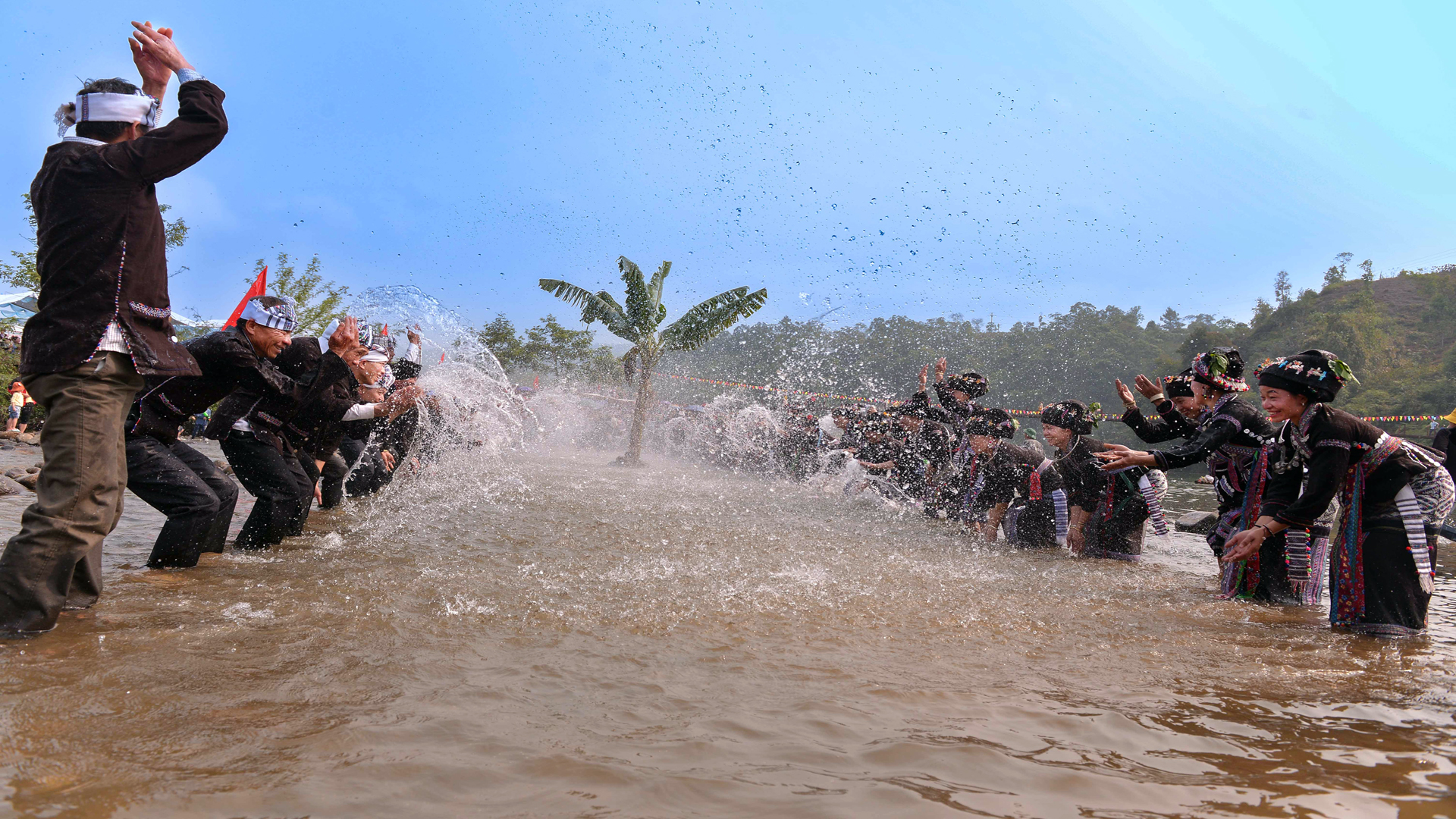 [Foto] Fascinante festival de agua del grupo étnico Lao en Lai Chau