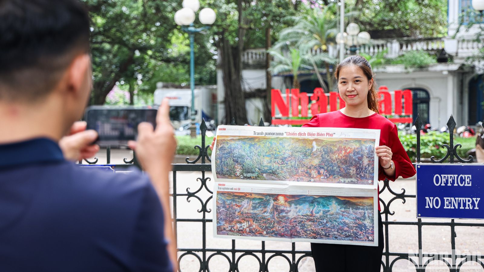 [Foto] Miles de versiones en papel de pintura panorámica de Campaña de Dien Bien Phu llegan a lectores del periódico Nhan Dan