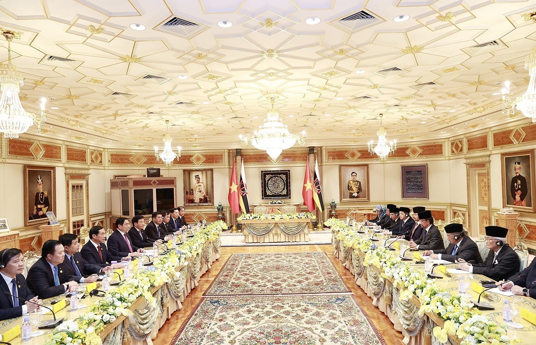 [Foto] Premier vietnamita mantiene conversación con Sultán de Brunei