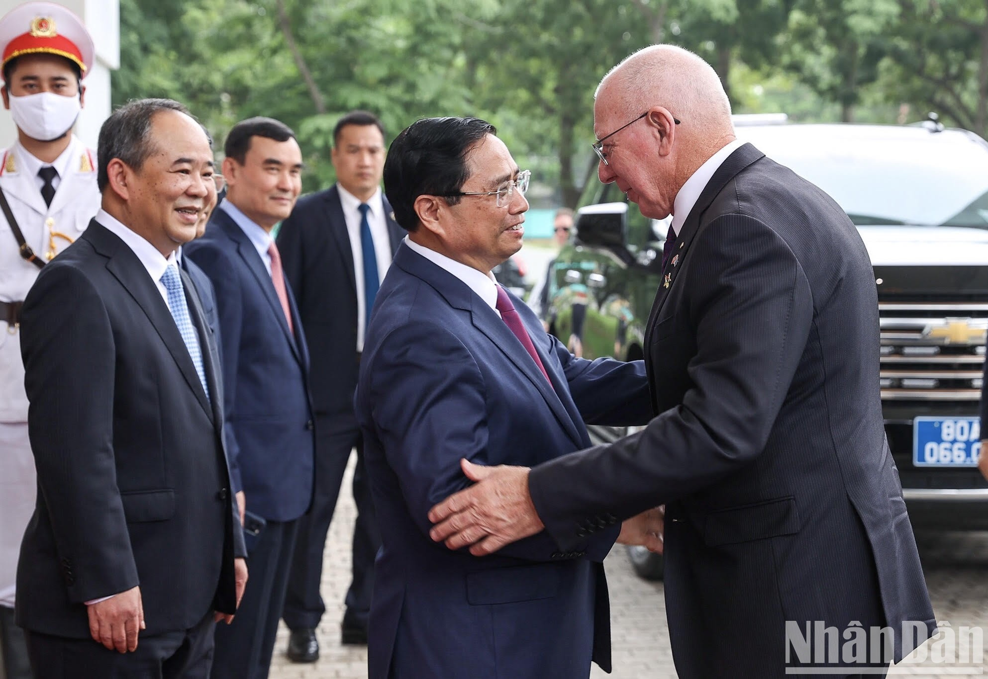 El primer ministro vietnamita, Pham Minh Chinh, da la bienvenida al gobernador general de Australia, David Hurley.