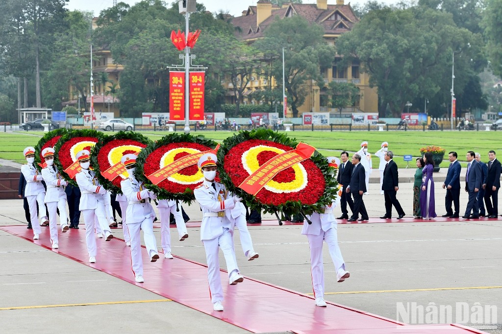 [Foto] Dirigentes del Partido y el Estado rinden homenaje al Presidente Ho Chi Minh 