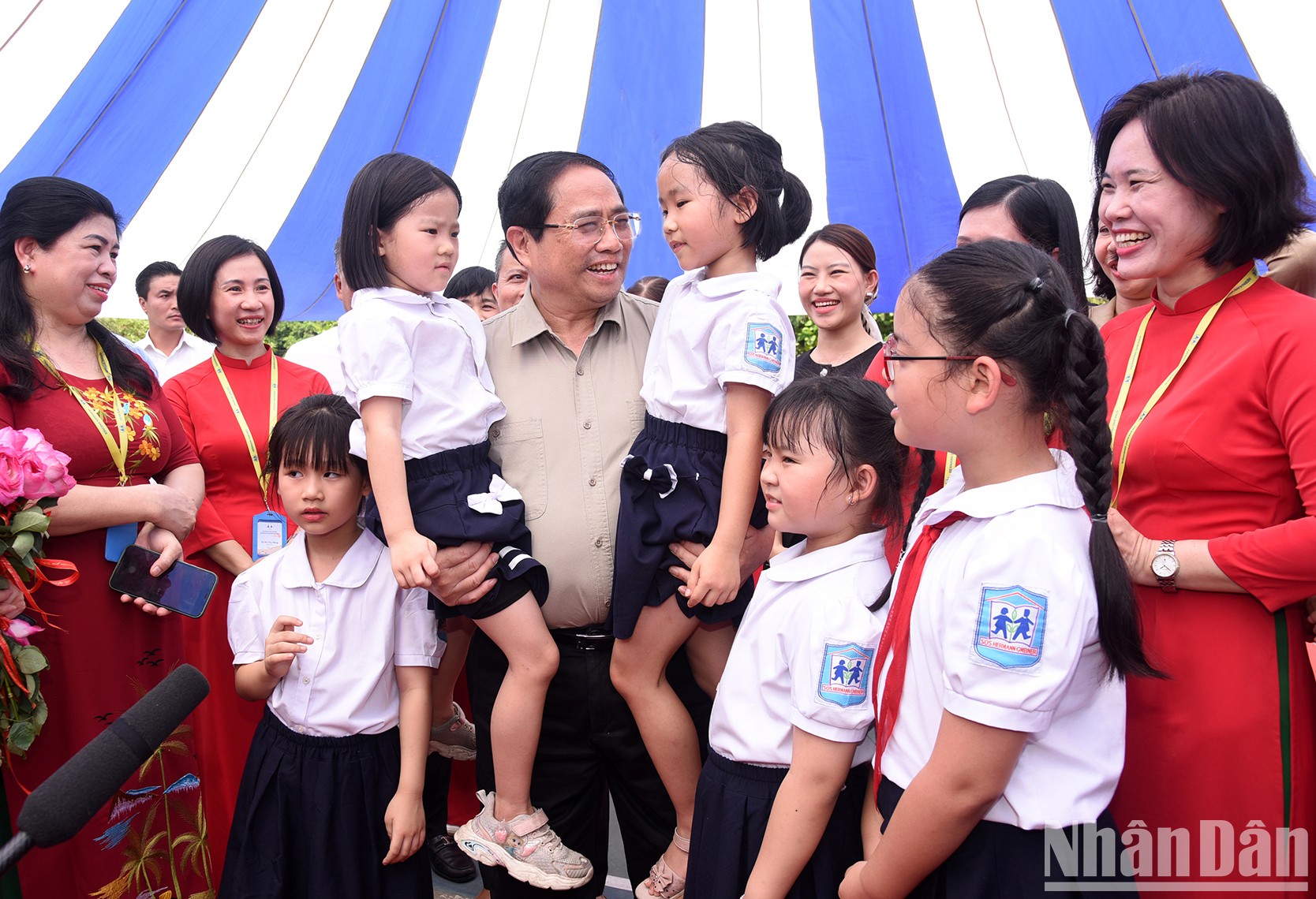 [Foto] Premier vietnamita visita a alumnos necesitados en Hanói