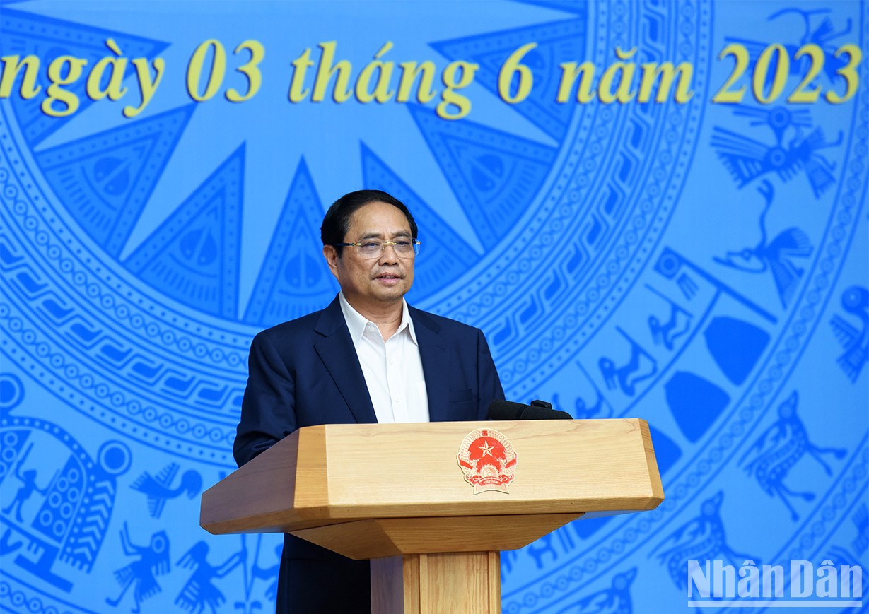 Premier vietnamita preside reunión del Comité Directivo para Prevención y Control del Covid-19