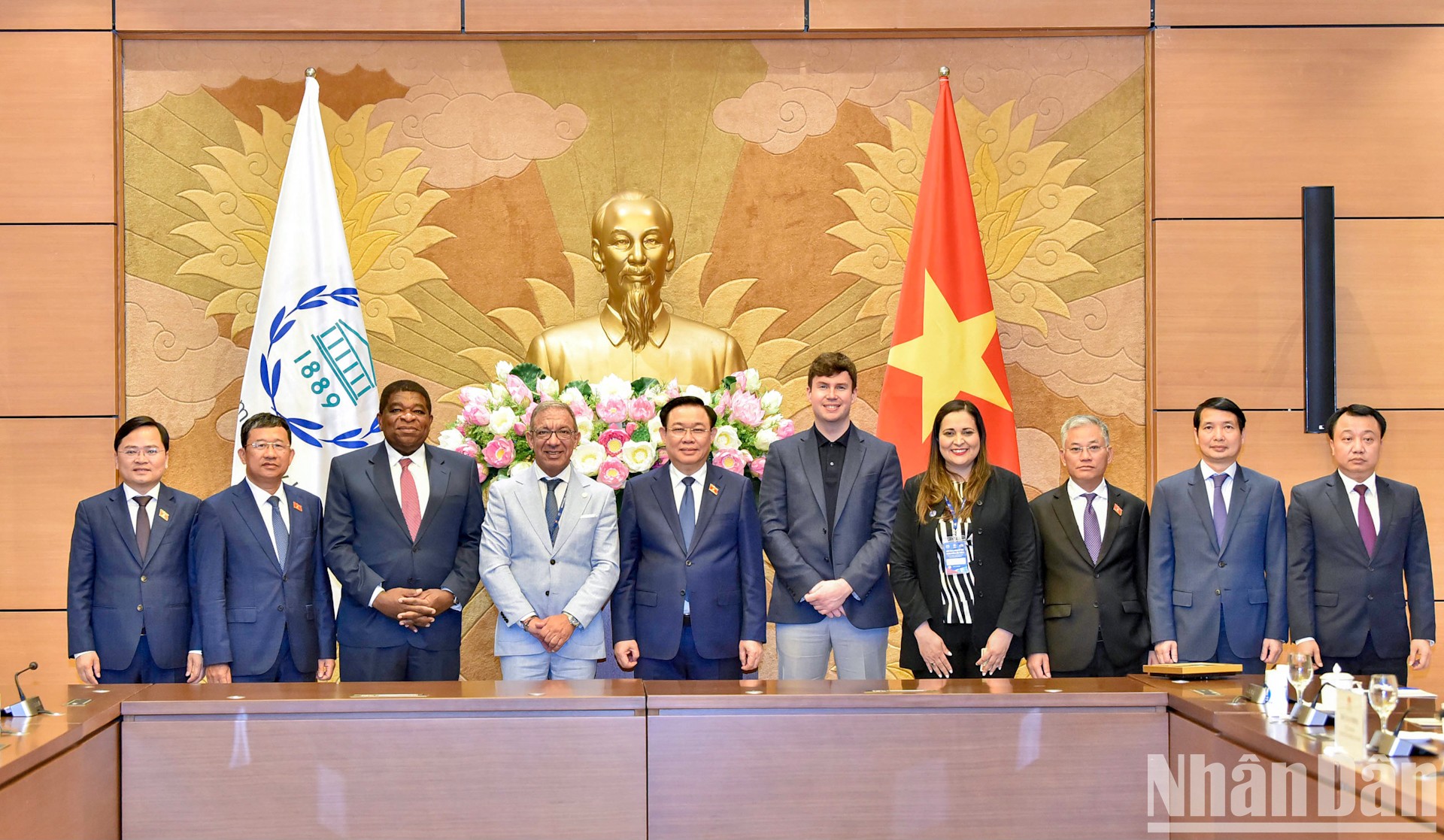 El presidente de la Asamblea Nacional de Vietnam, Vuong Dinh Hue, y los delegados.