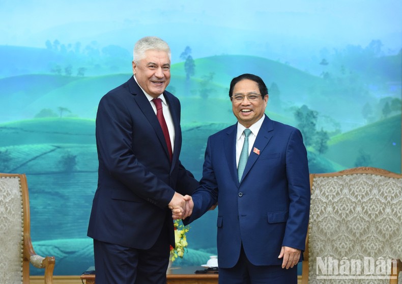 El premier vietnamita Pham Minh Chinh recibe al ministro ruso de Asuntos Internos, general Kolokoltsev Vladimir Alexandrovich.