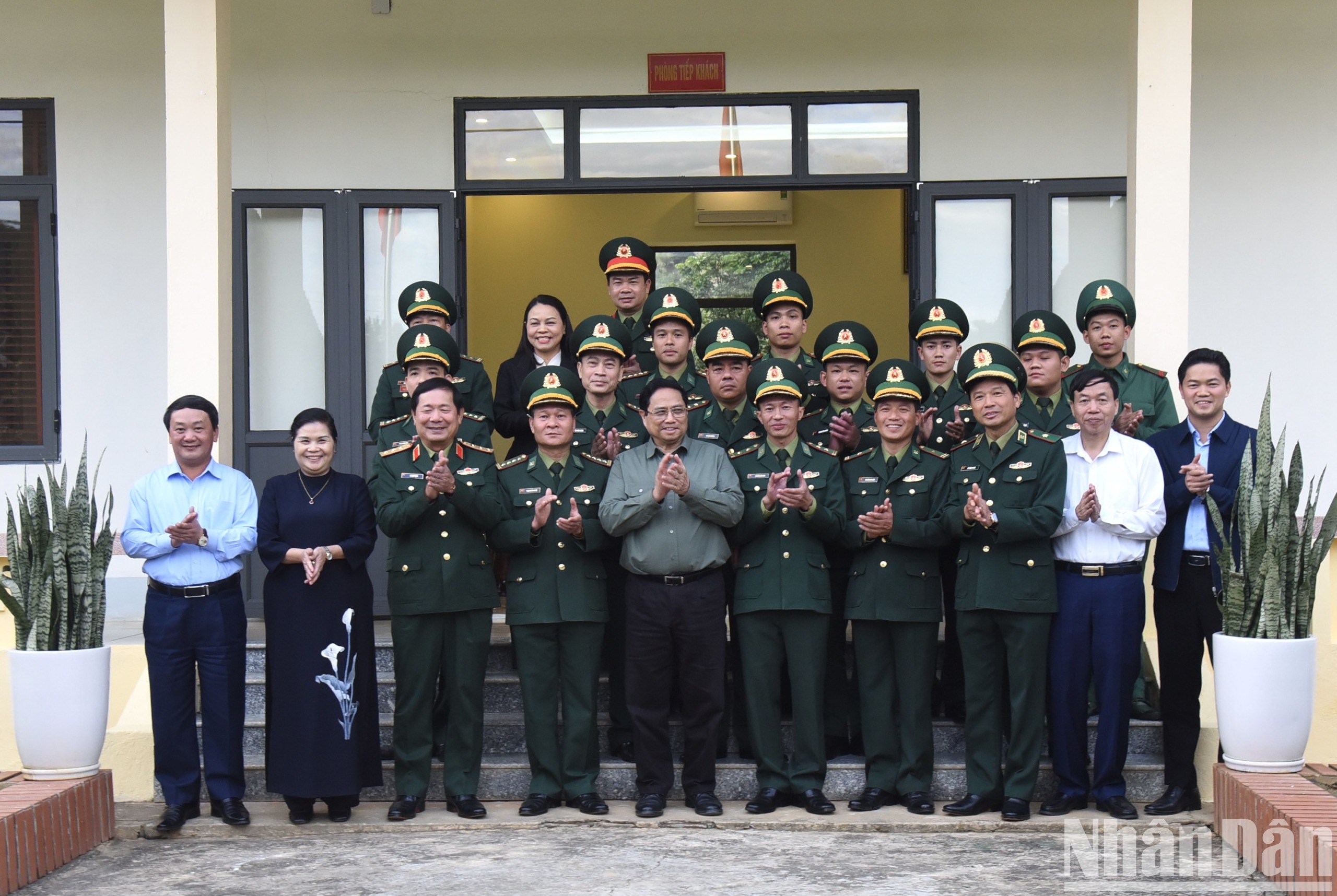 [Foto] Premier vietnamita visita a fuerzas de guardia fronteriza de Huoi Luong